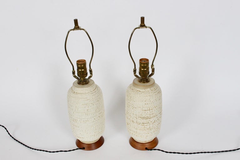 Pair Design Technics Oatmeal Stipple Glazed Pottery Table Lamps, 1950s In Good Condition For Sale In Bainbridge, NY