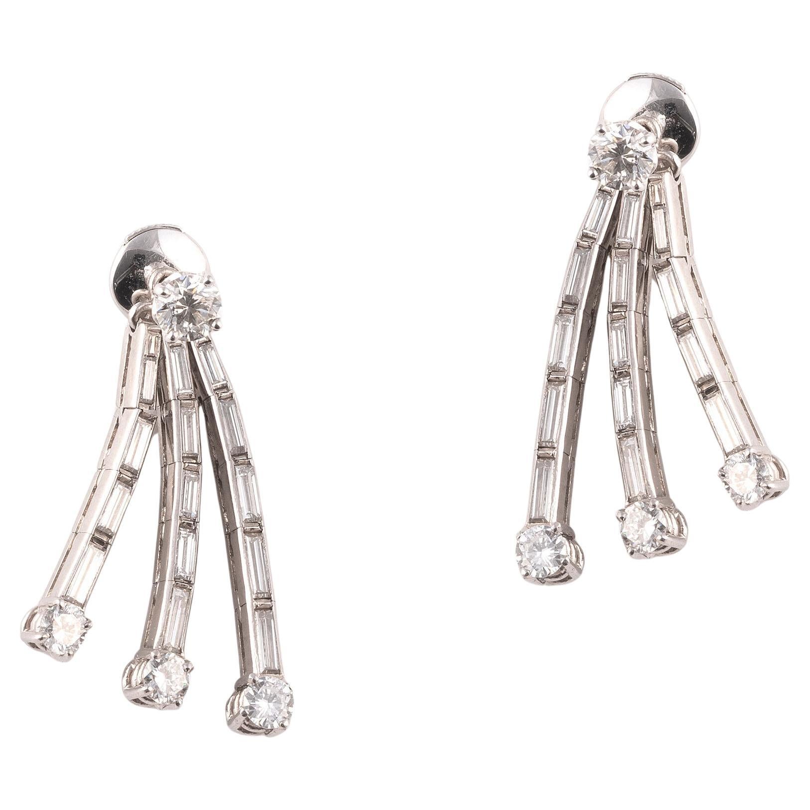 Diamant Single Stone, avec des gouttes détachables en diamant et diamant baguette, chacune des trois rangées avec un terminal en diamant taillé en goutte, environ 5ct de diamants, dans un étui ajusté.
couleur H SI
Hauteur : 3cm
Poids : 12,82gr.
