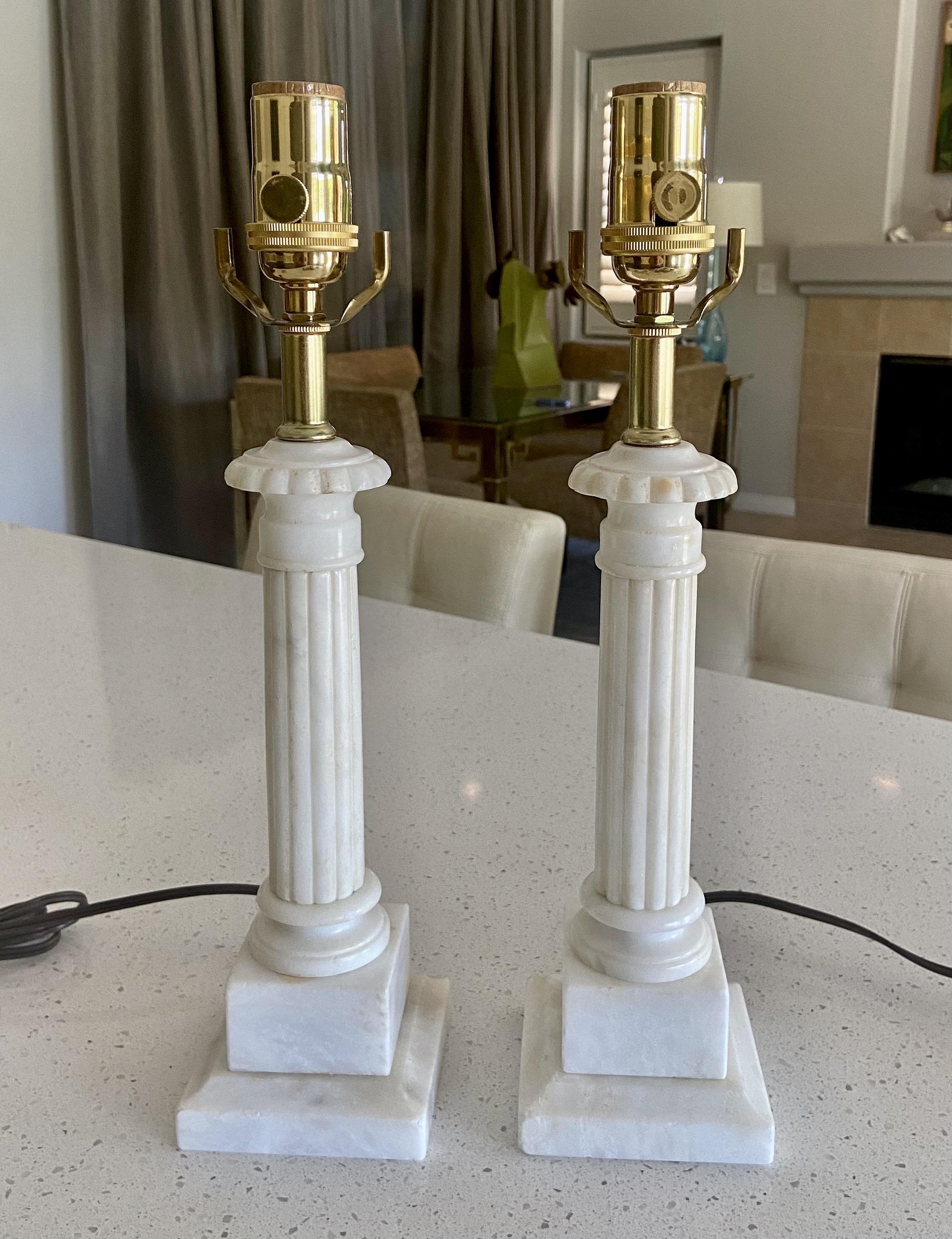 Paire de petites lampes de table à colonne néoclassiques en albâtre de style néoclassique 4