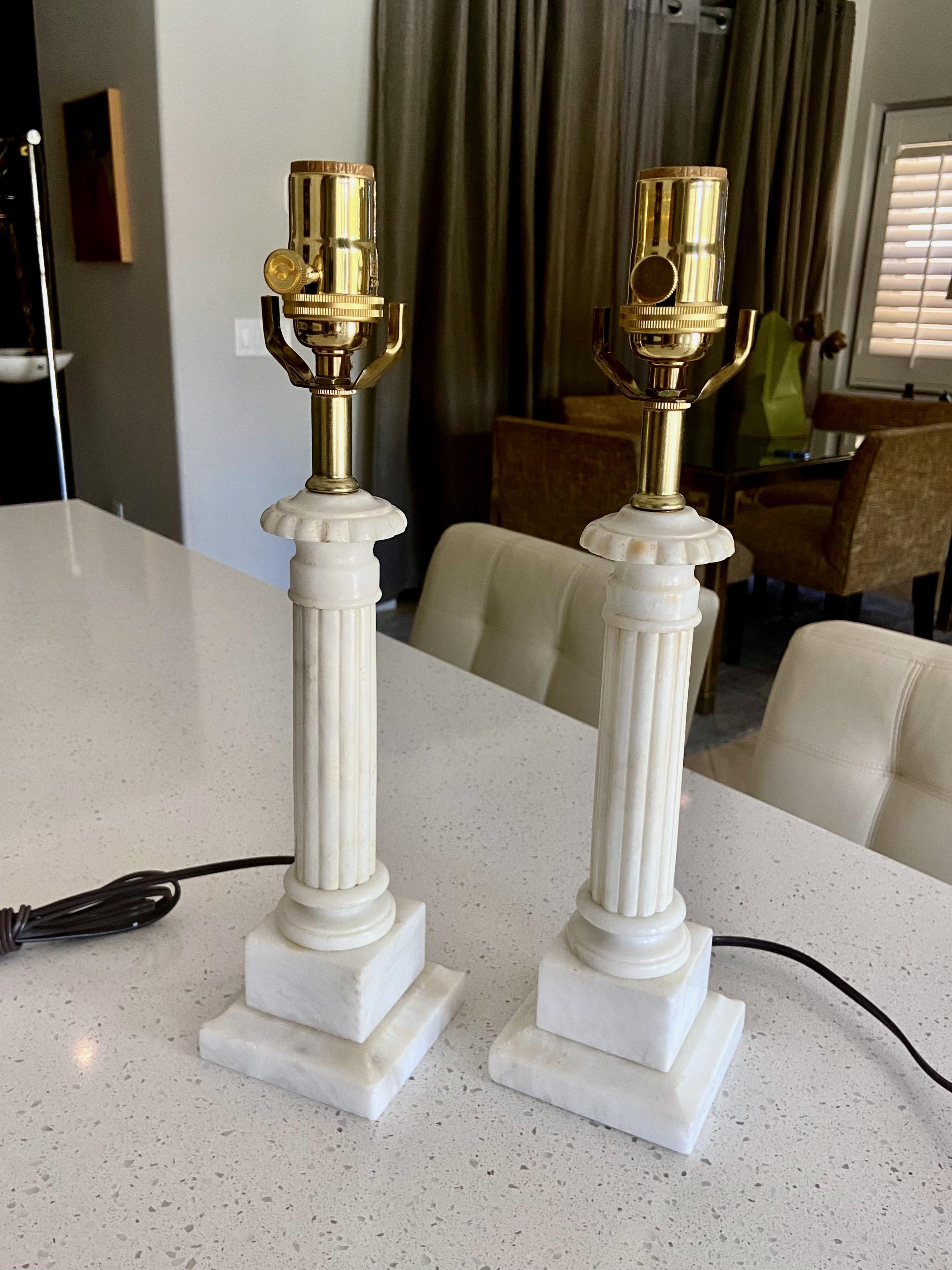 Paire de petites lampes de table à colonne néoclassiques en albâtre de style néoclassique 6