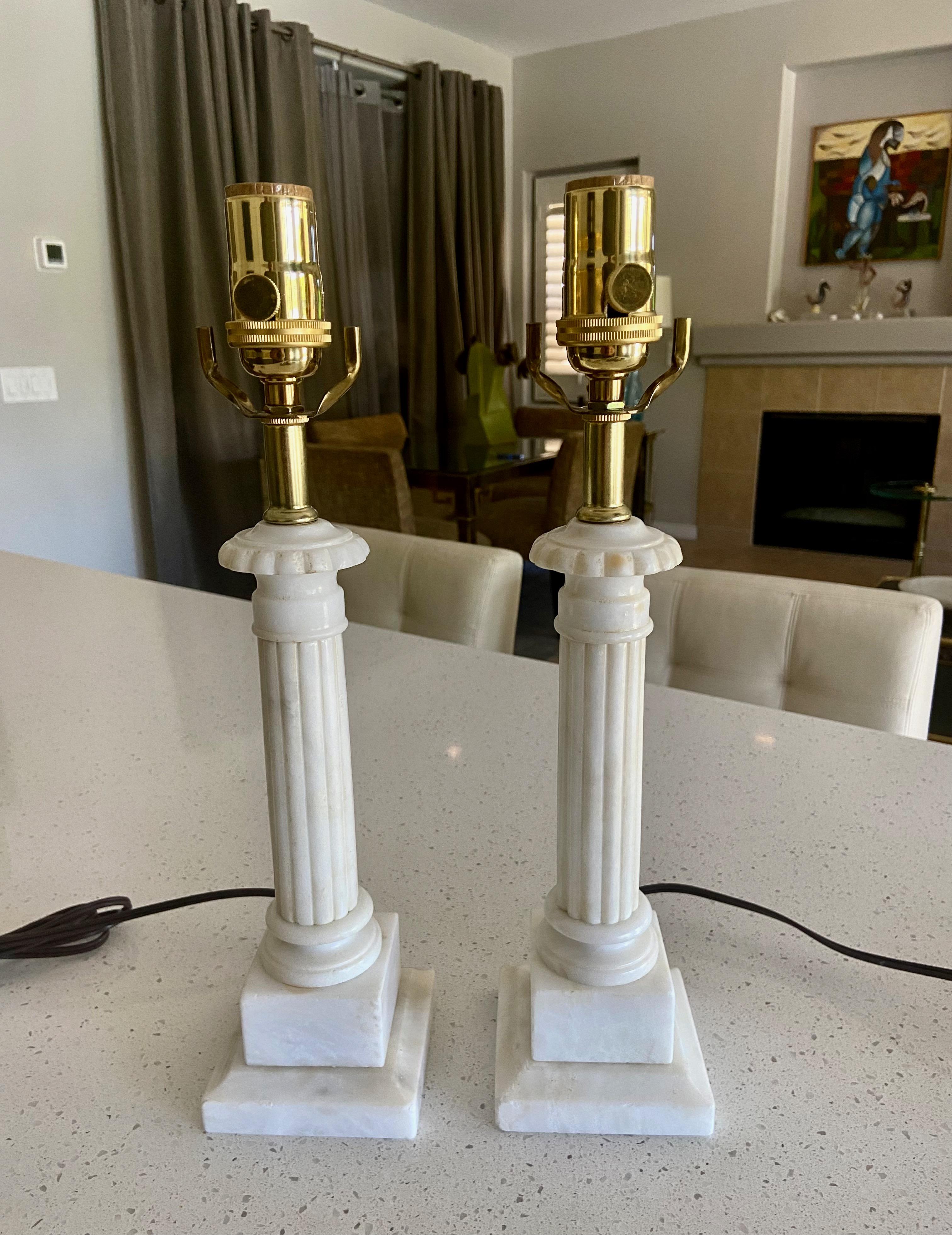 Paire de petites lampes de table à colonne néoclassiques en albâtre de style néoclassique 7