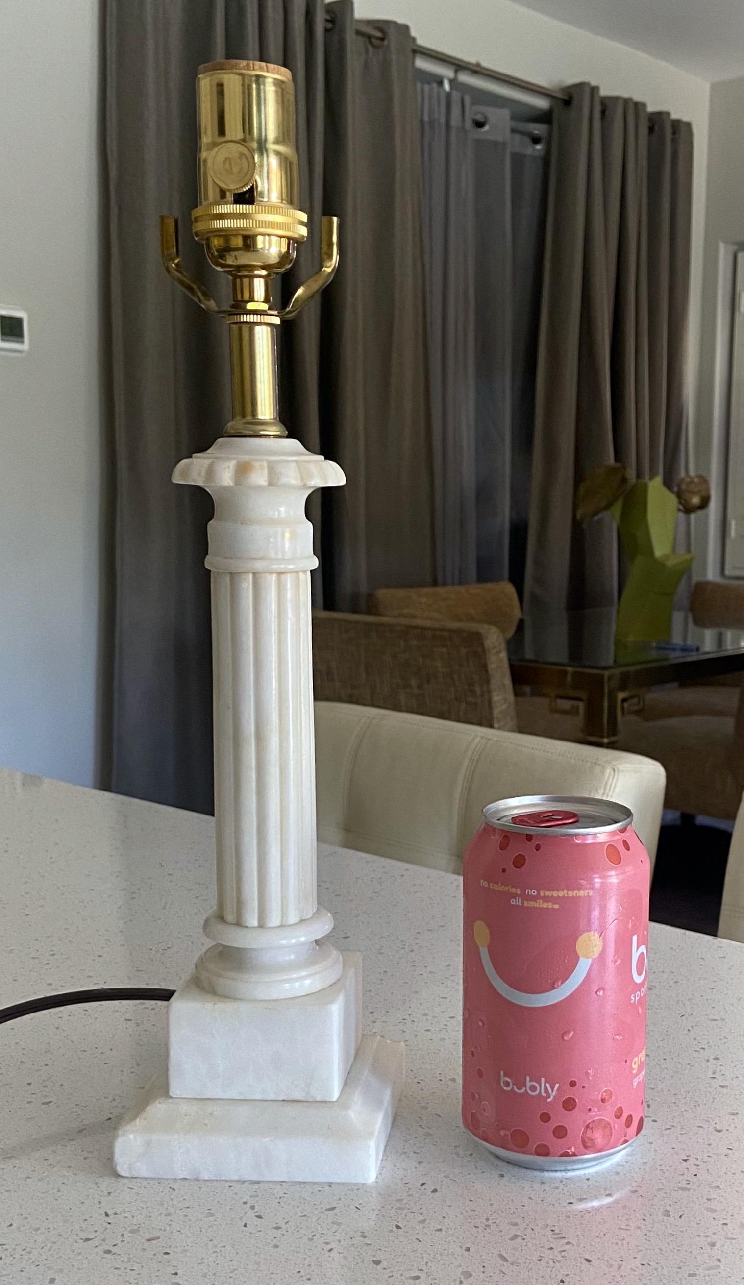 Paire de petites lampes de table à colonne néoclassiques en albâtre de style néoclassique 10
