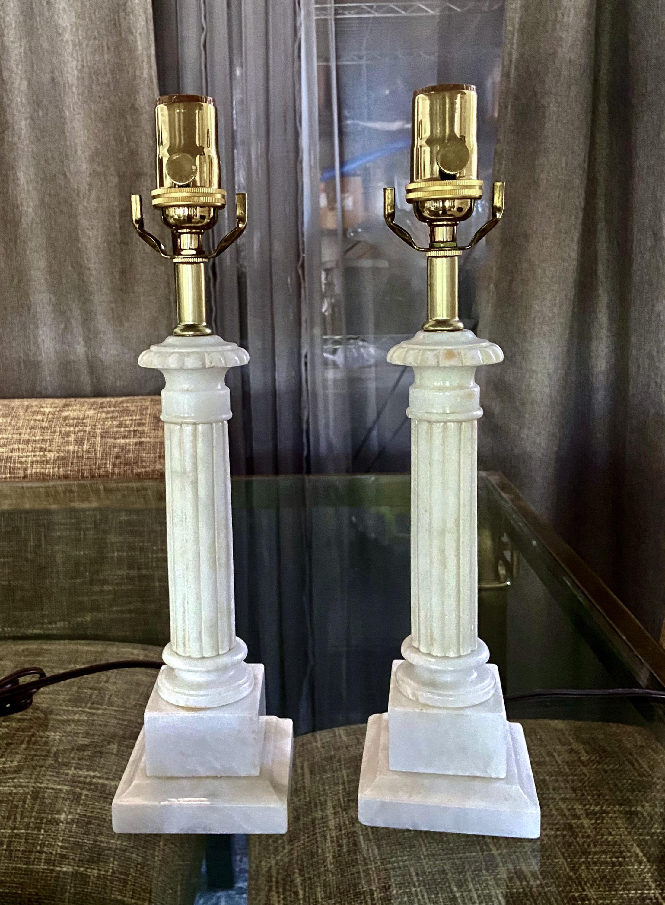 Paire de petites lampes de table à colonne néoclassiques en albâtre de style néoclassique 11