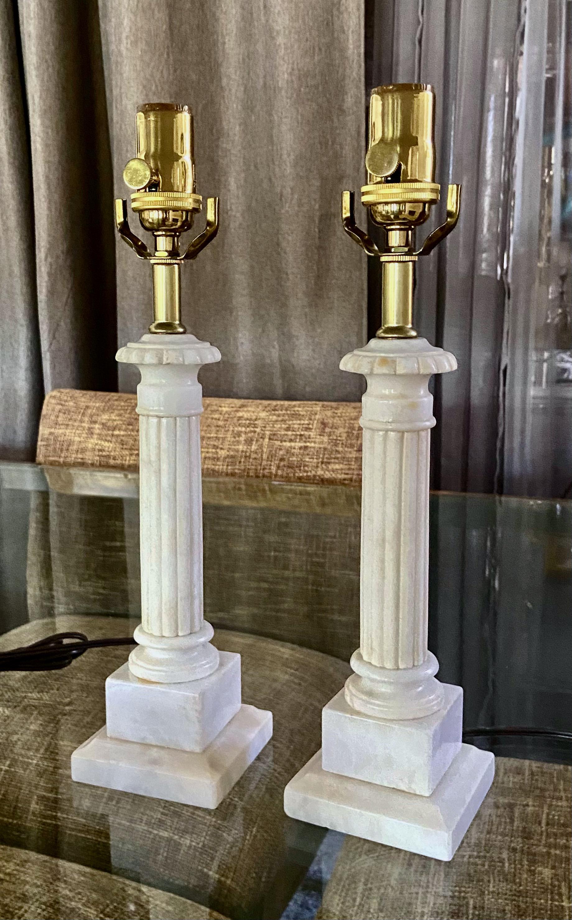 Paire de petites lampes de table à colonne néoclassiques en albâtre de style néoclassique 12