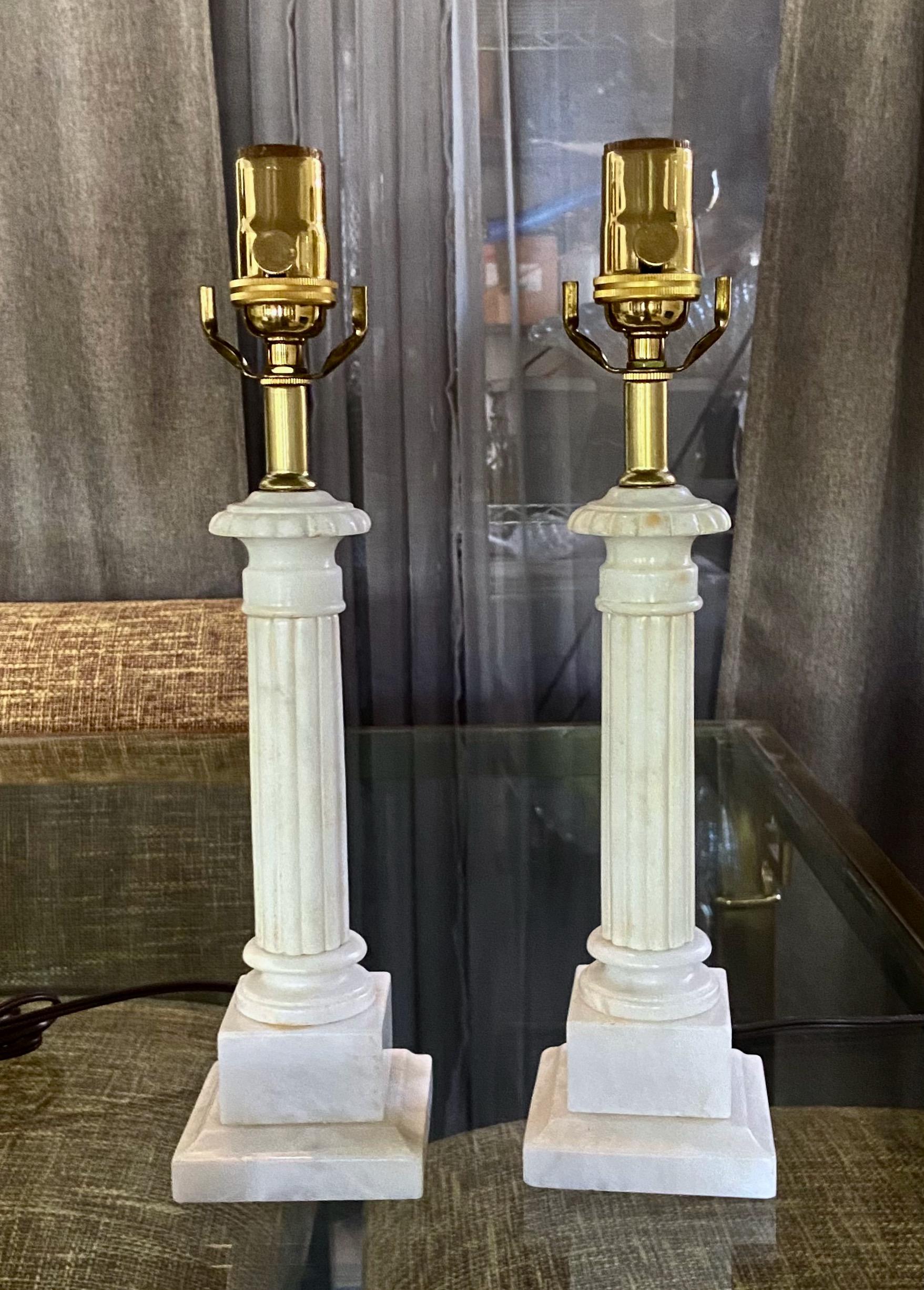 Paire de petites lampes de table à colonne néoclassiques en albâtre de style néoclassique 13