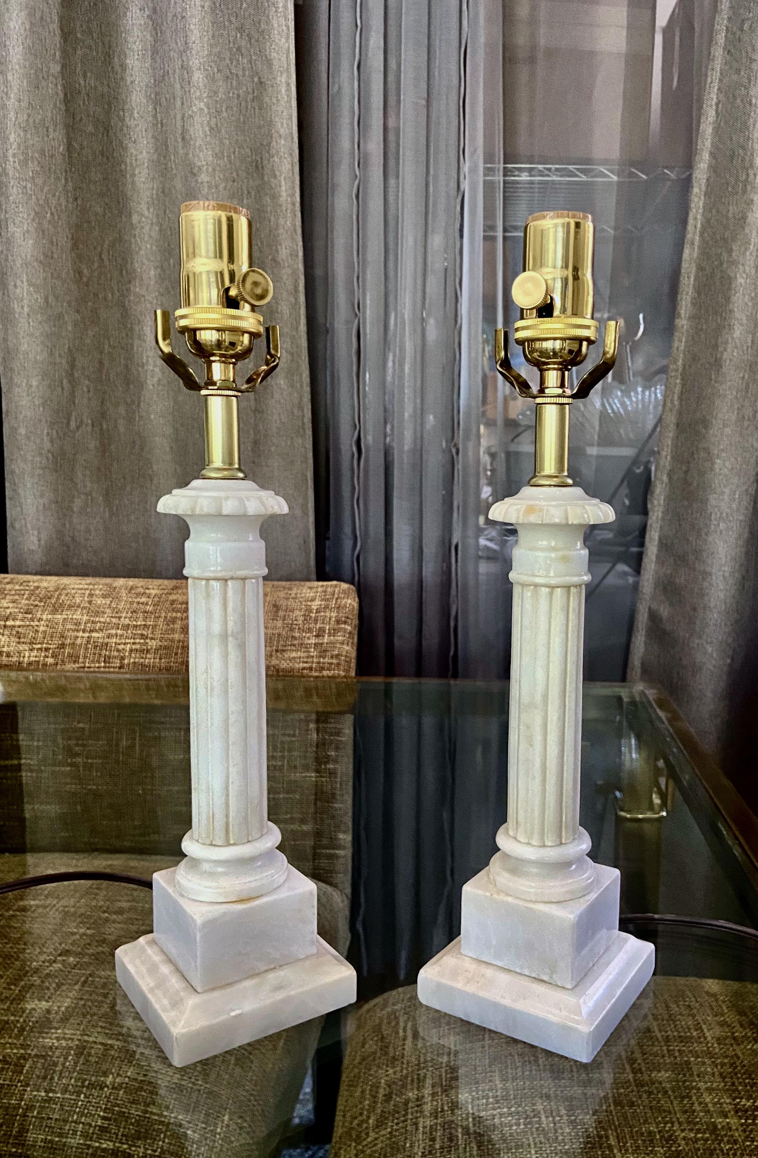 Grec classique Paire de petites lampes de table à colonne néoclassiques en albâtre de style néoclassique