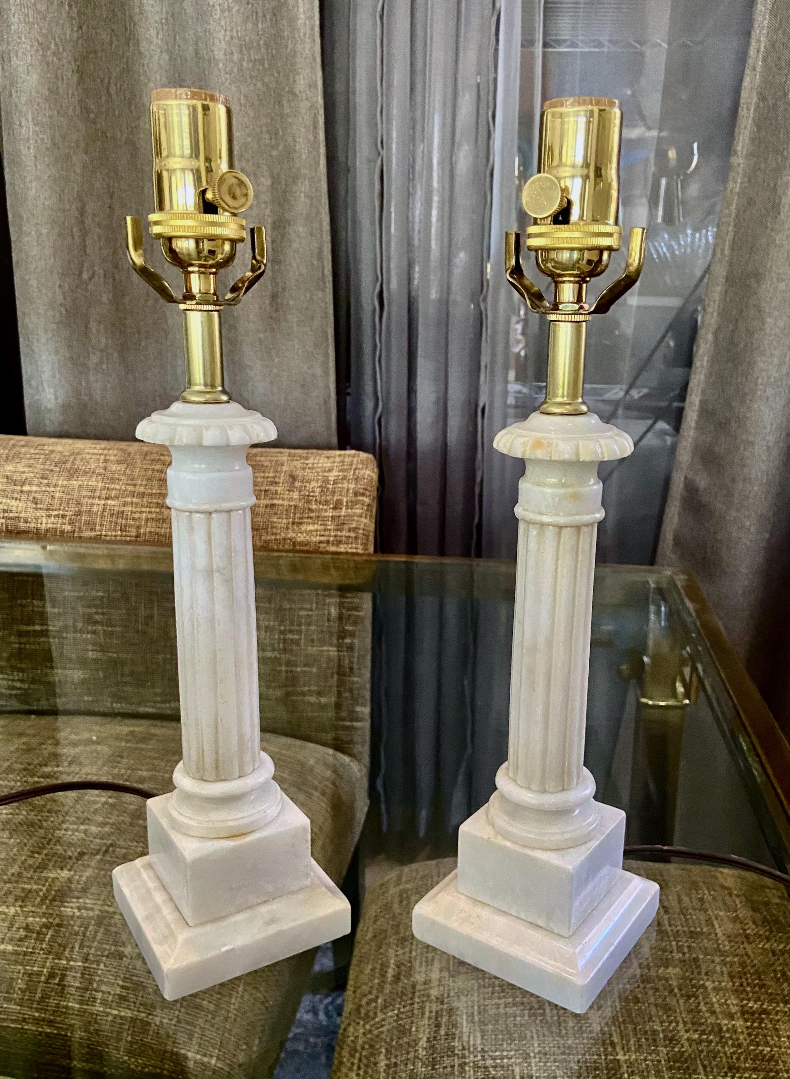 italien Paire de petites lampes de table à colonne néoclassiques en albâtre de style néoclassique