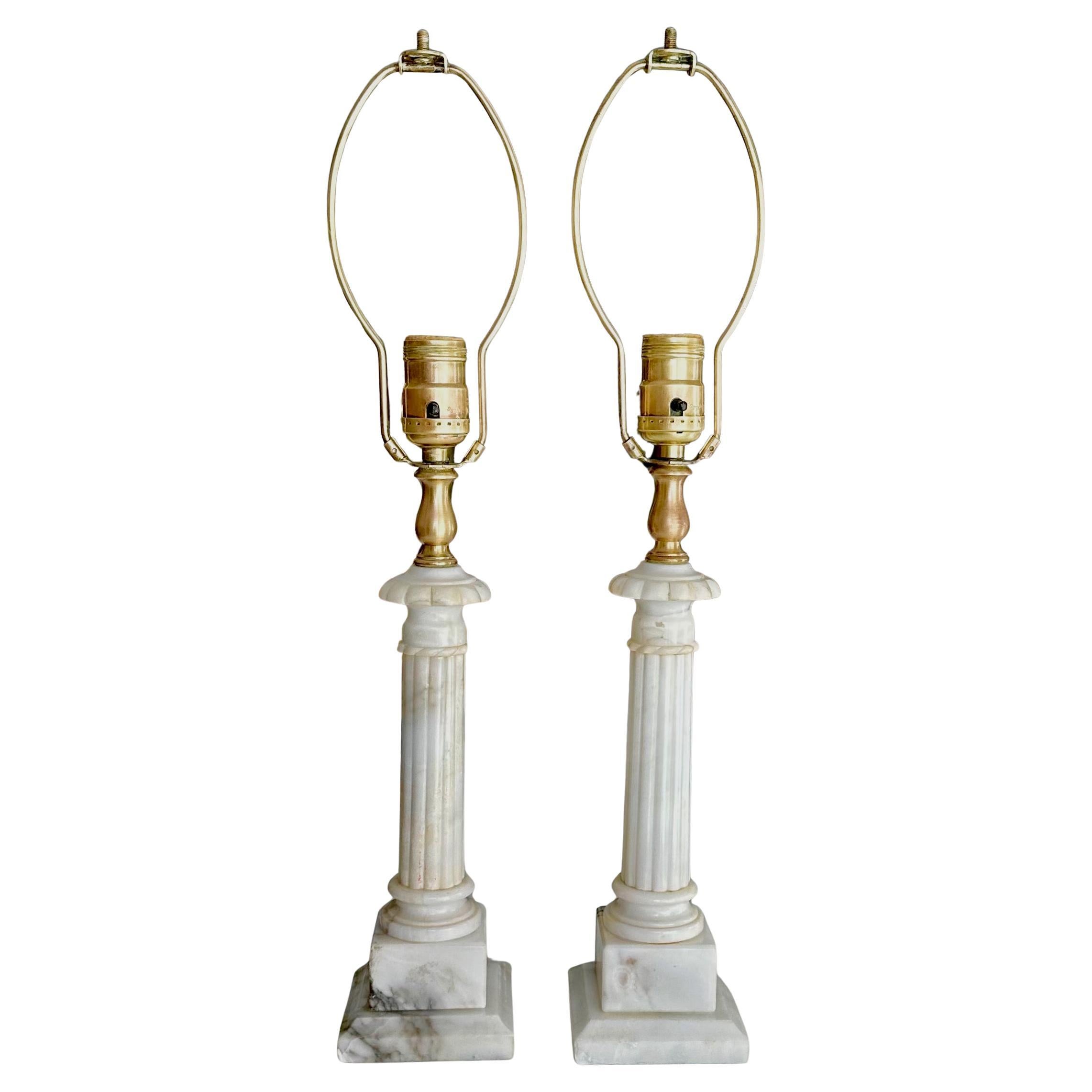 Coppia di lampade da tavolo neoclassiche in alabastro a colonna
