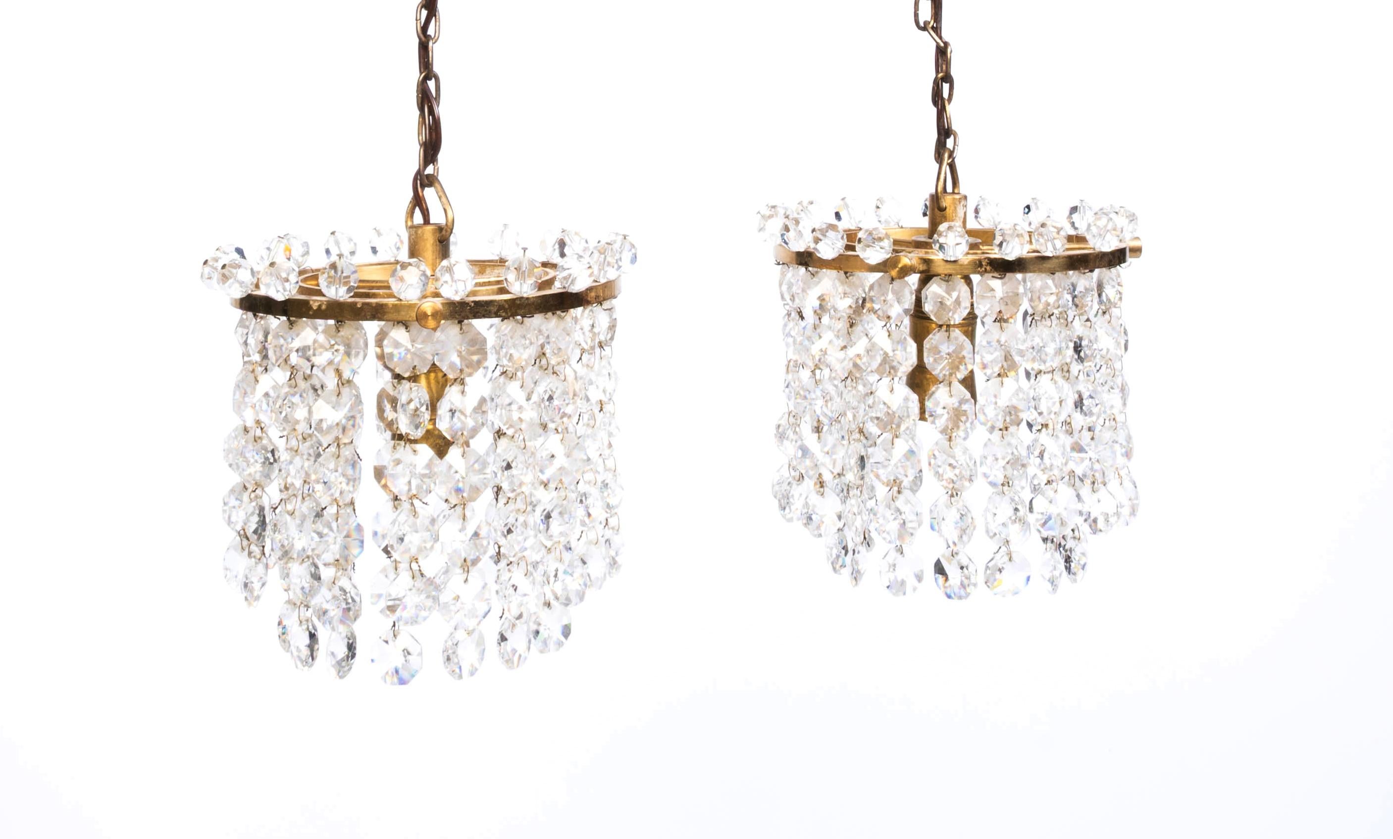 Pair Diminutive Swedish Crystal And Brass Pendant Lights C.1920

Length of chain:  58cm

In excellent condition commensurate of age.