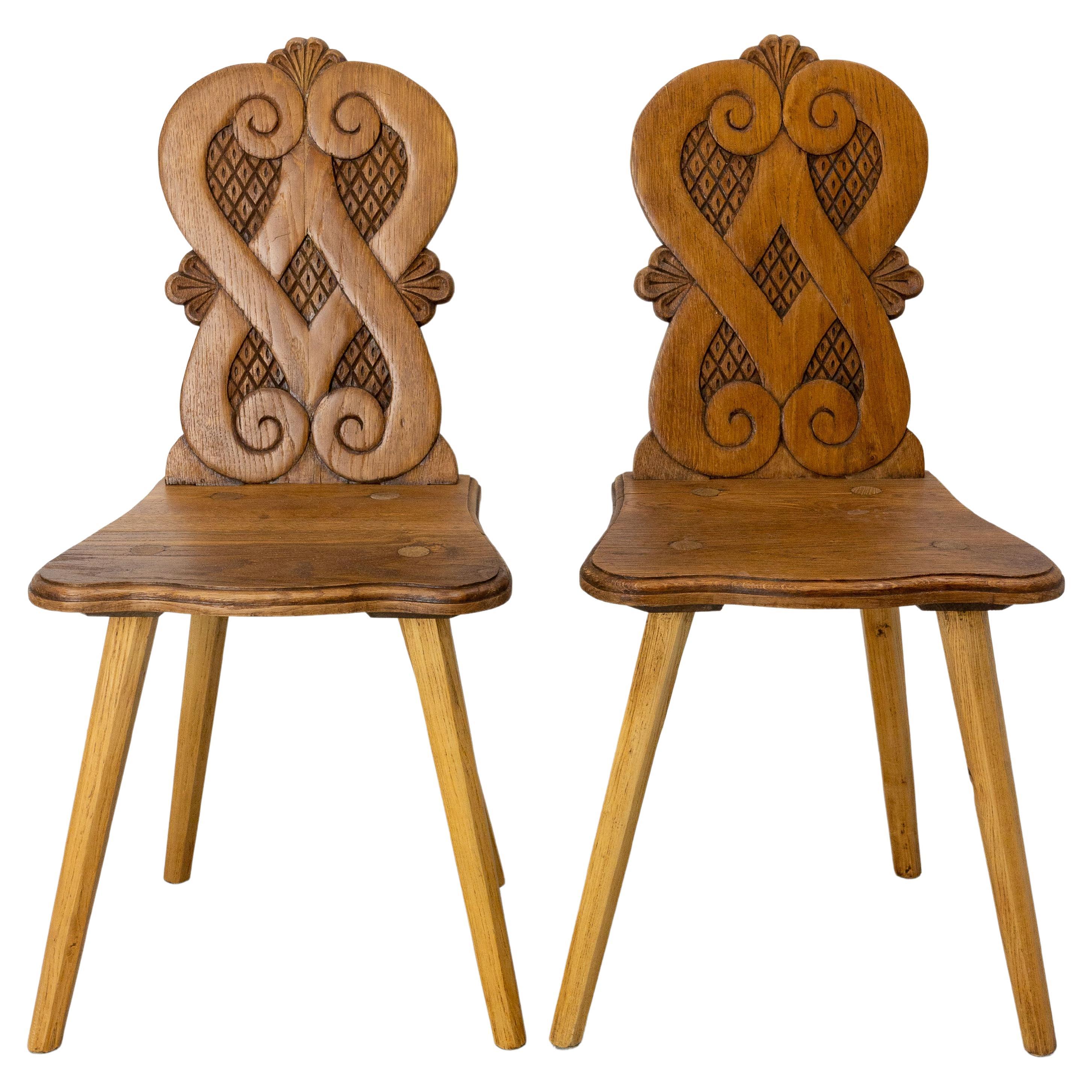 Paire de chaises de salle à manger Swiss Alp Escabelles Oak Brutalist Style, French, Late 19th C. en vente