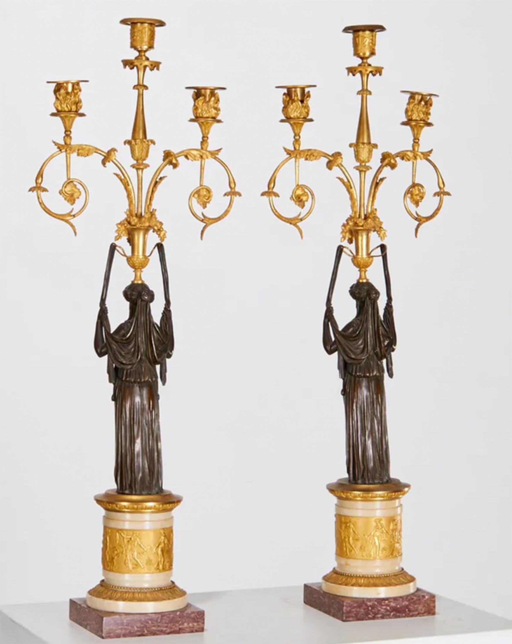 Français Paire de candélabres figuratifs en bronze et bronze doré Directoire en vente
