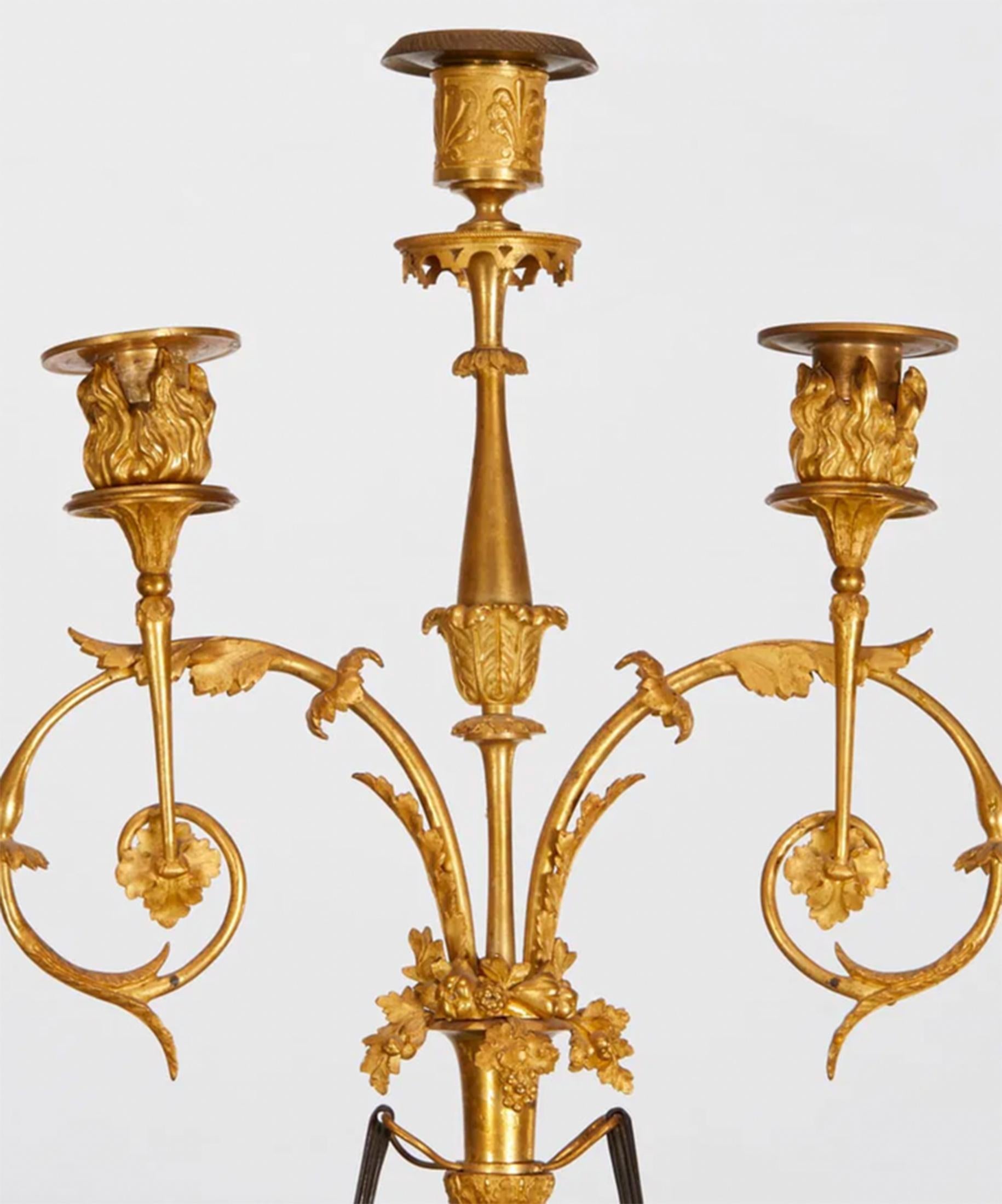 Sculpté Paire de candélabres figuratifs en bronze et bronze doré Directoire en vente