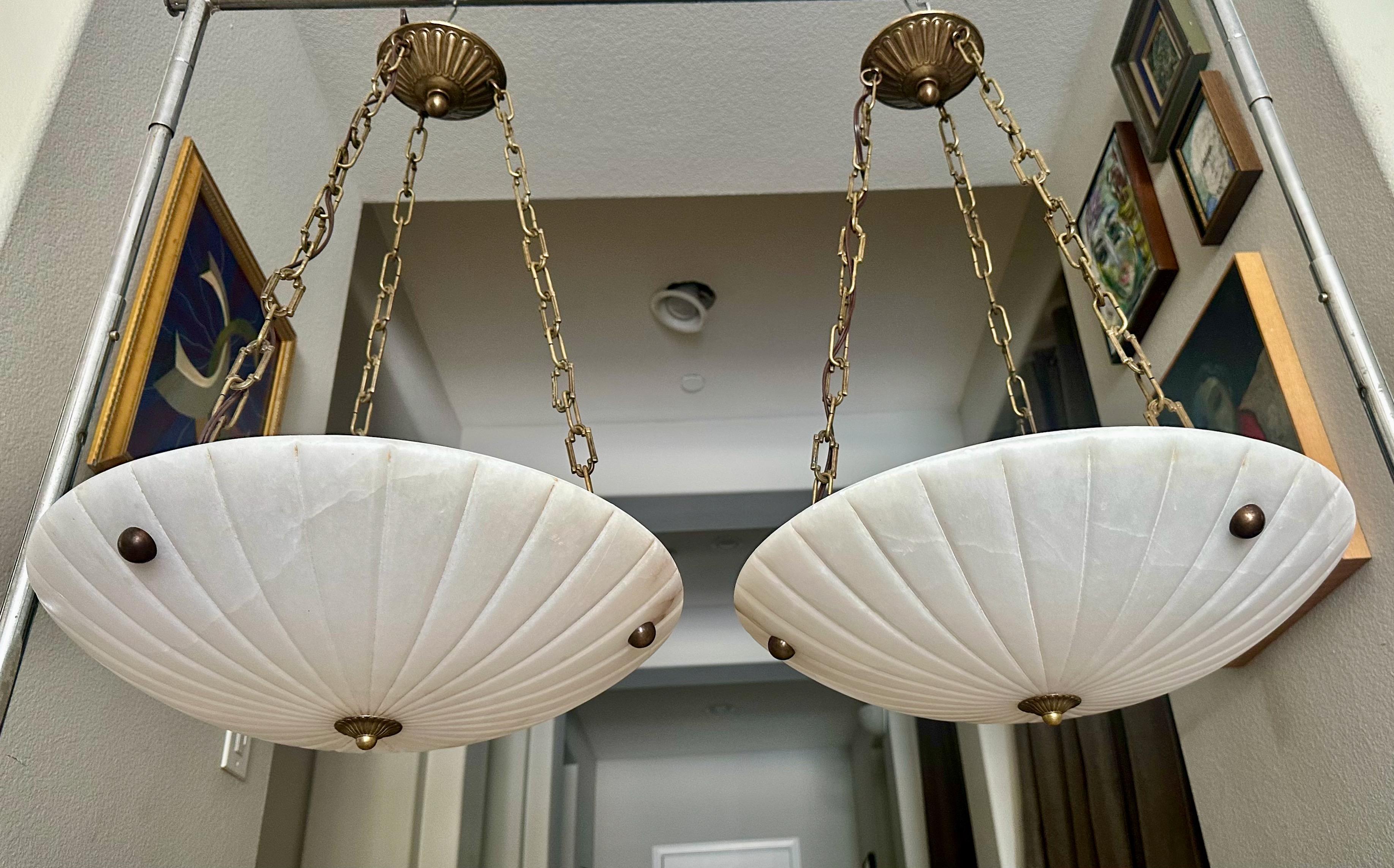 Paire de lustres suspendus en albâtre de style Directoire en vente 10