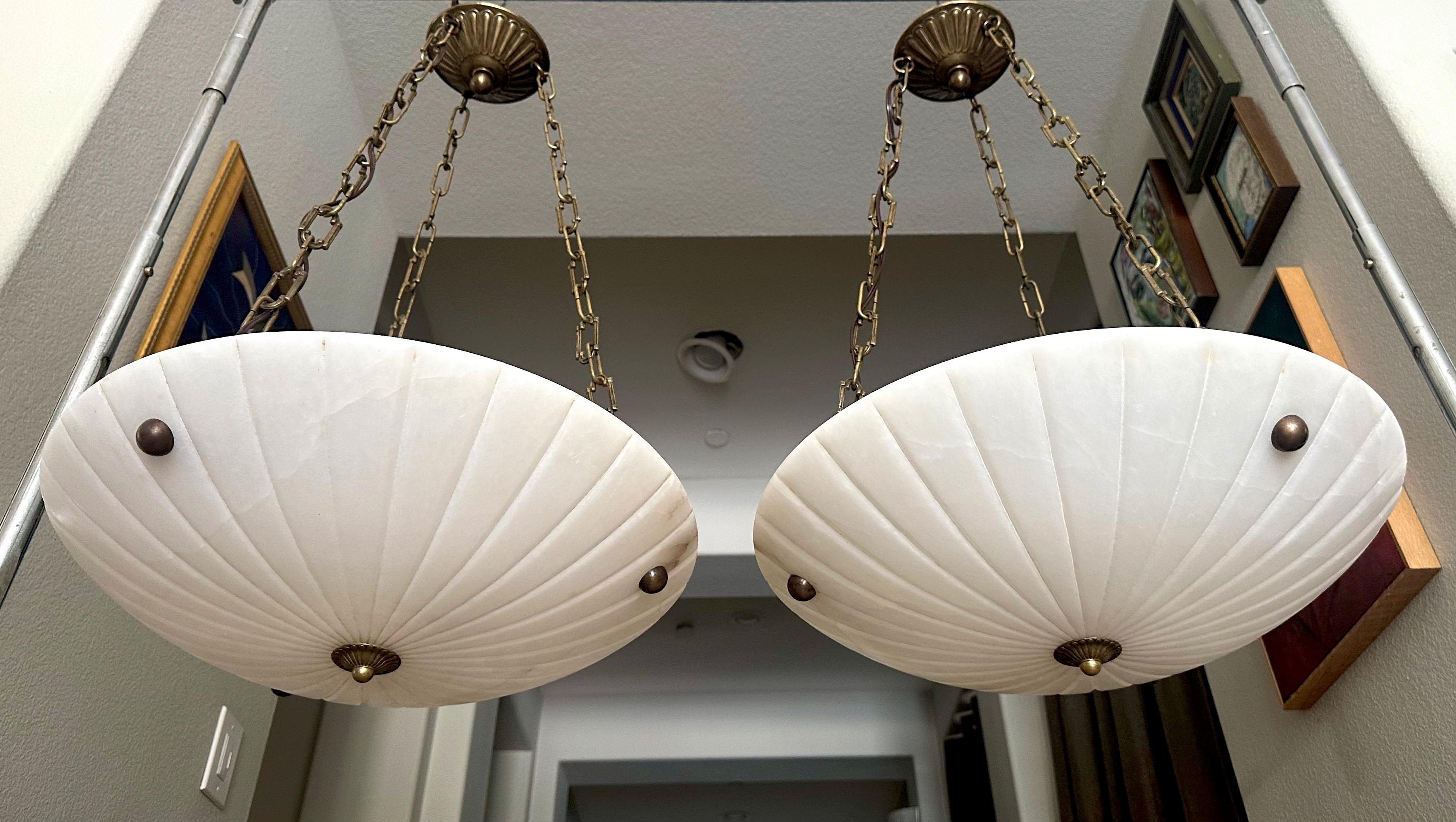 Français Paire de lustres suspendus en albâtre de style Directoire en vente