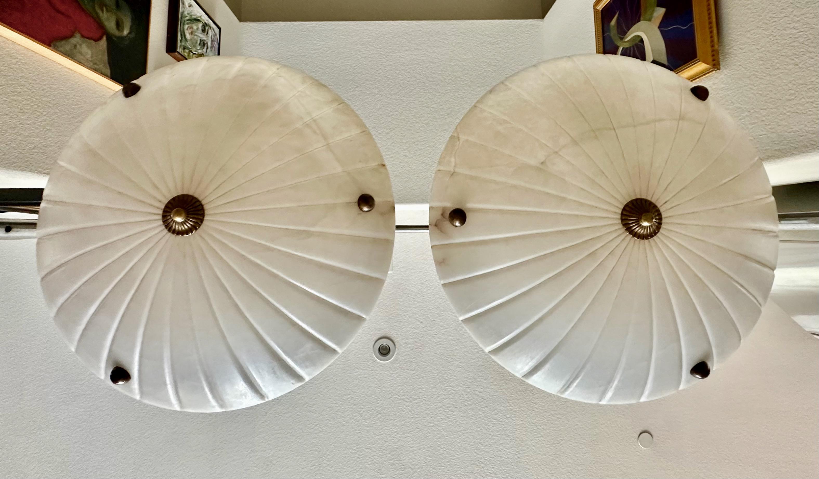 Paire de lustres suspendus en albâtre de style Directoire Bon état - En vente à Palm Springs, CA