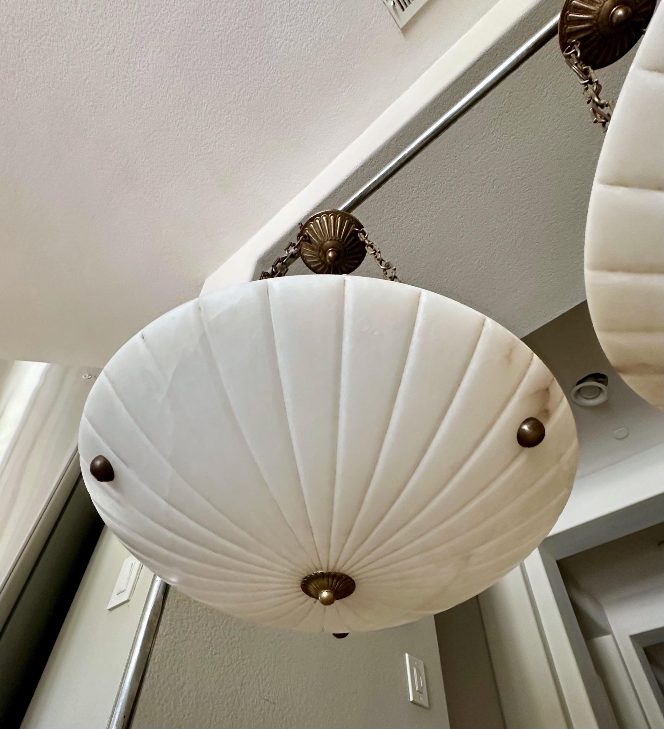 Albâtre Paire de lustres suspendus en albâtre de style Directoire en vente