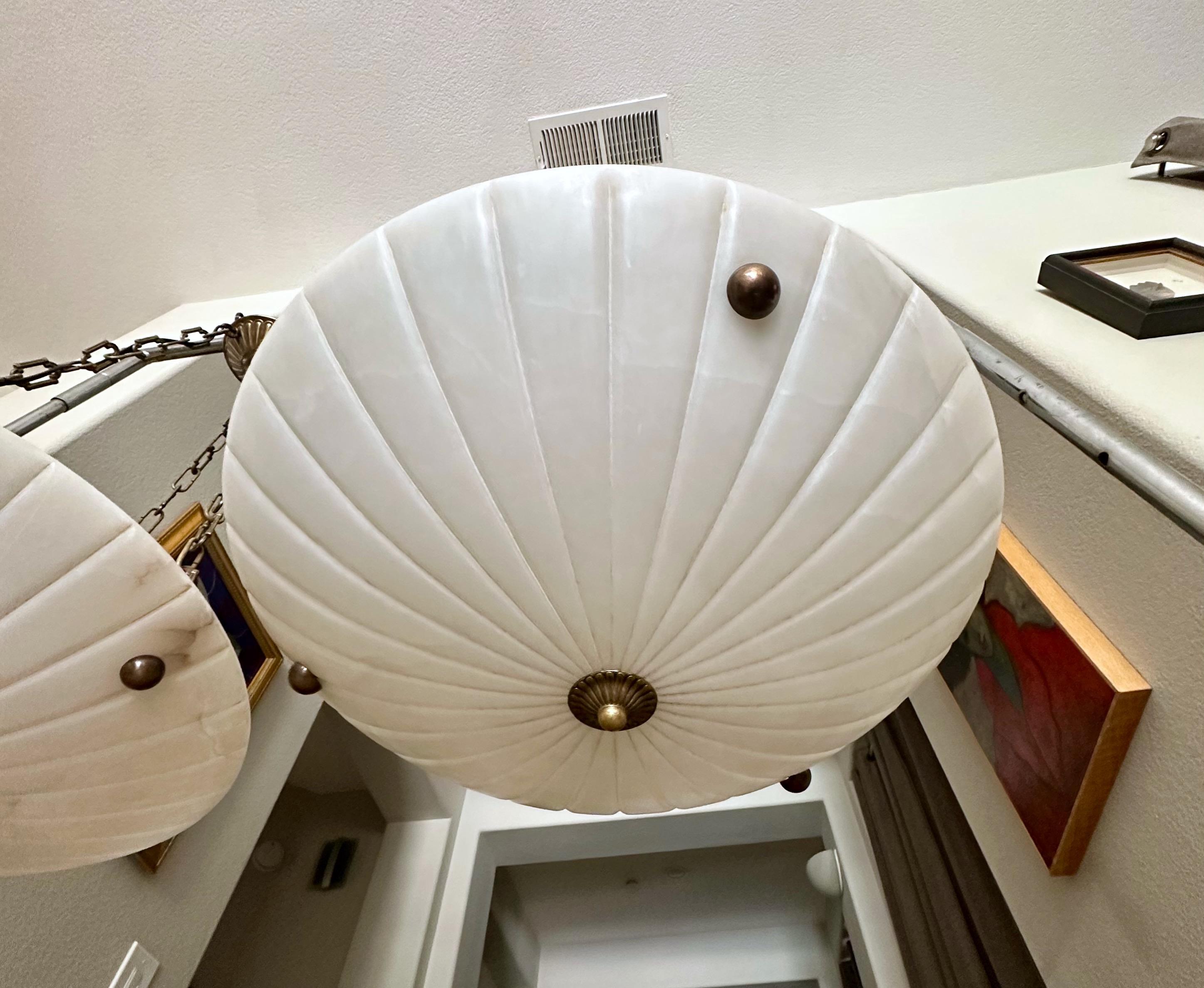 Paire de lustres suspendus en albâtre de style Directoire en vente 1