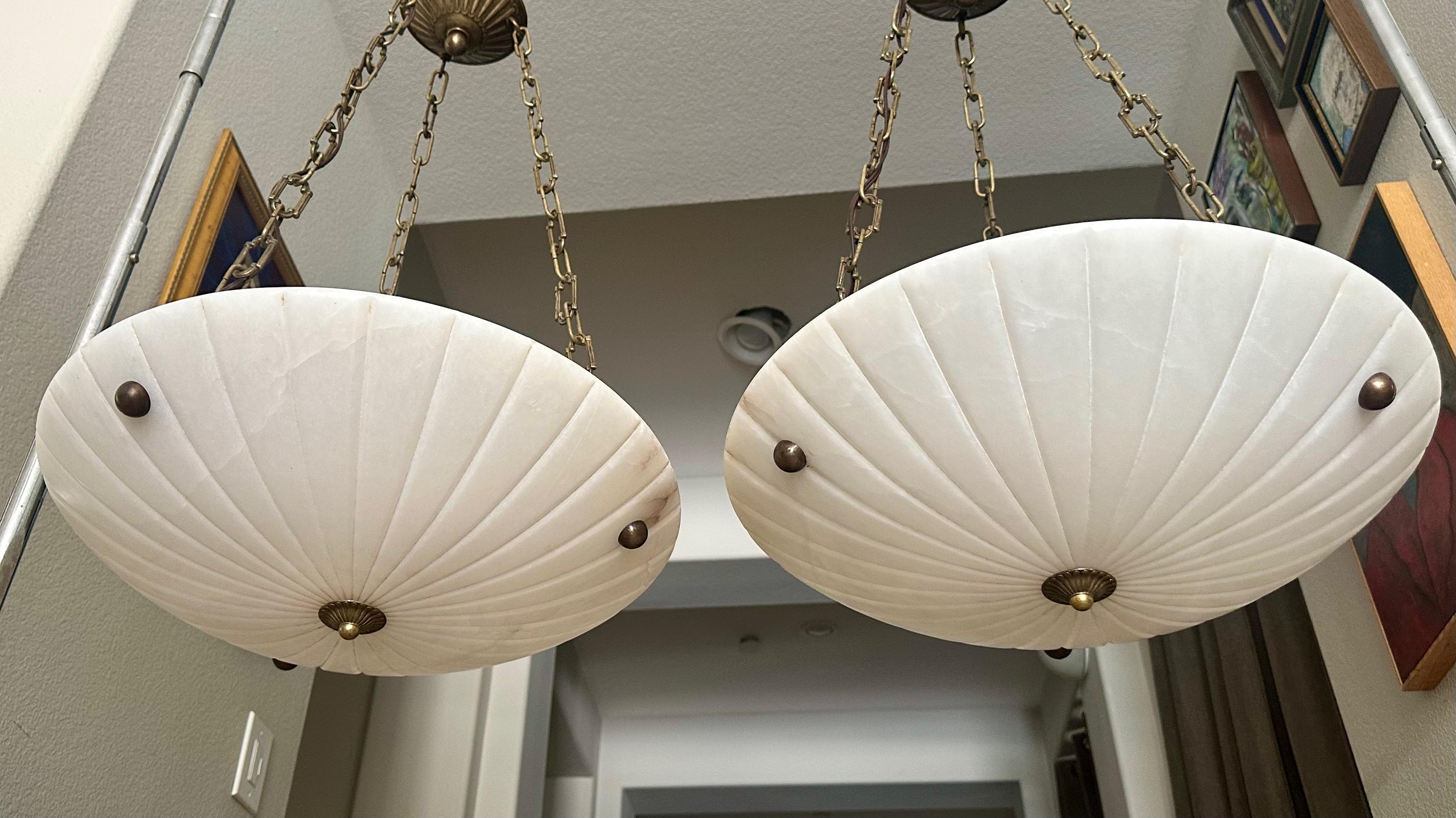 Paire de lustres suspendus en albâtre de style Directoire en vente 2
