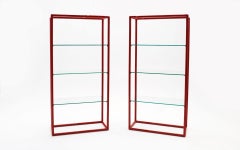 UNE DISPONIBLE. Étagères en acier tubulaire émaillé rouge avec verre de 3/8 pouce