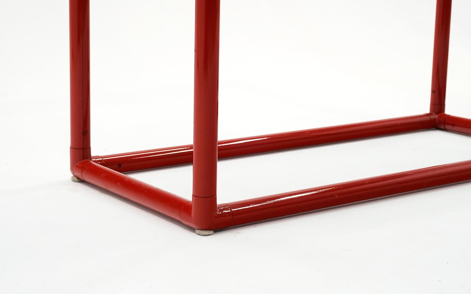 UNE DISPONIBLE. Étagères en acier tubulaire émaillé rouge avec verre de 3/8 pouce en vente 1