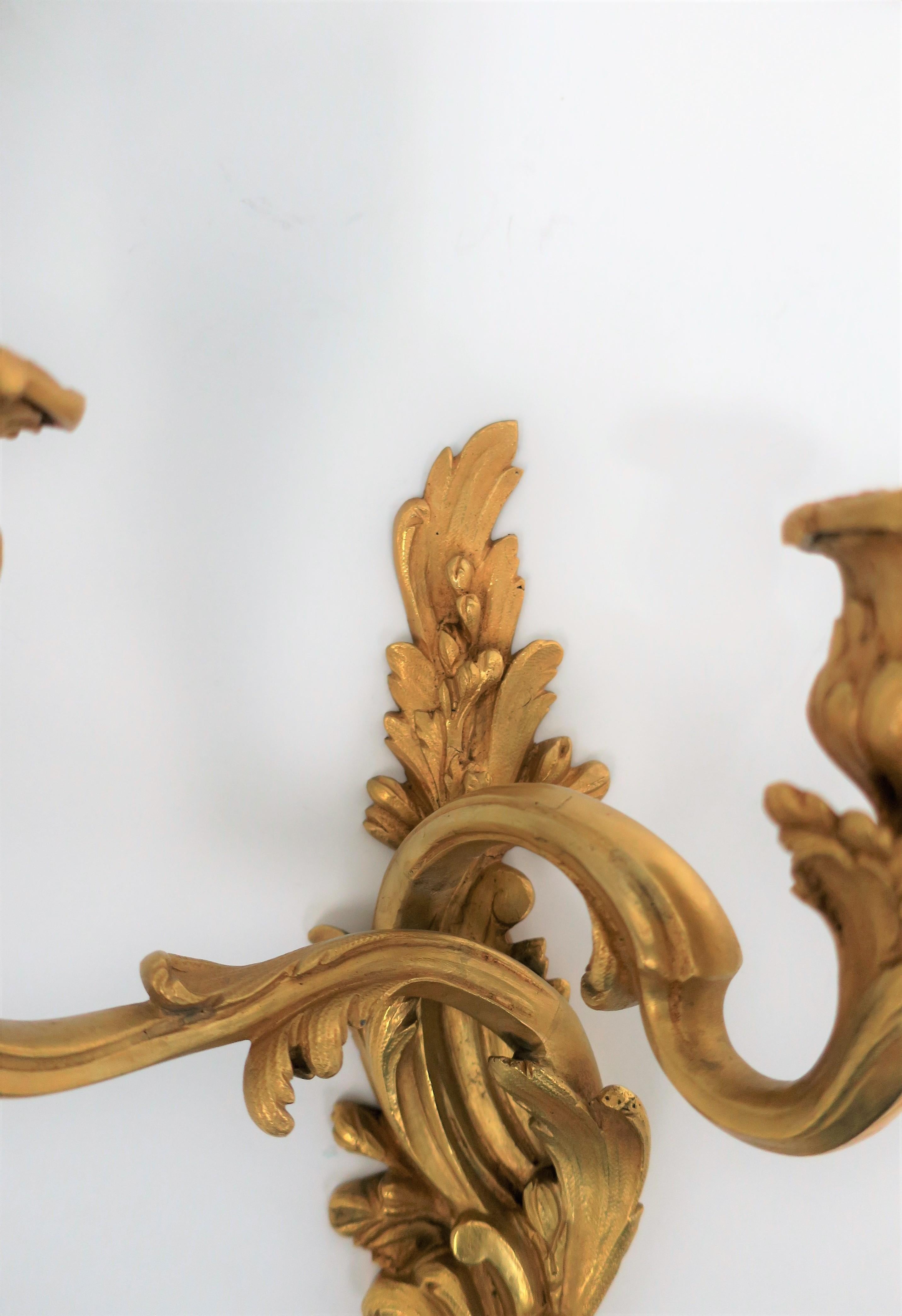 Pair of Dore Gold Gilt Bronze Rococo Candlestick Wall Sconces im Zustand „Hervorragend“ in New York, NY