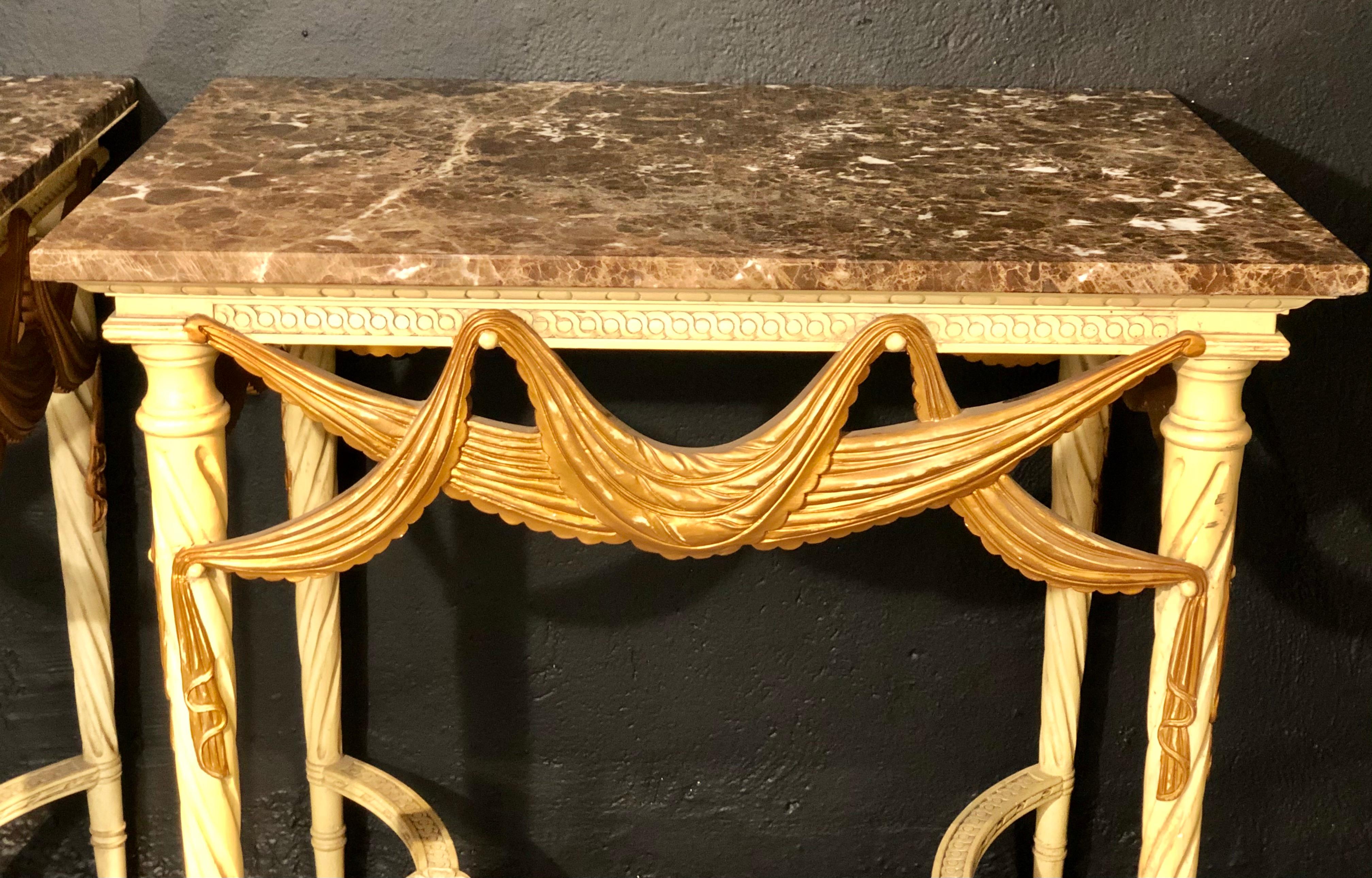 Dorothy Draper, Hollywood Regency, Mesas Consola, Madera Pintada, Dorada, EE.UU. Década de 1930 Mármol en venta