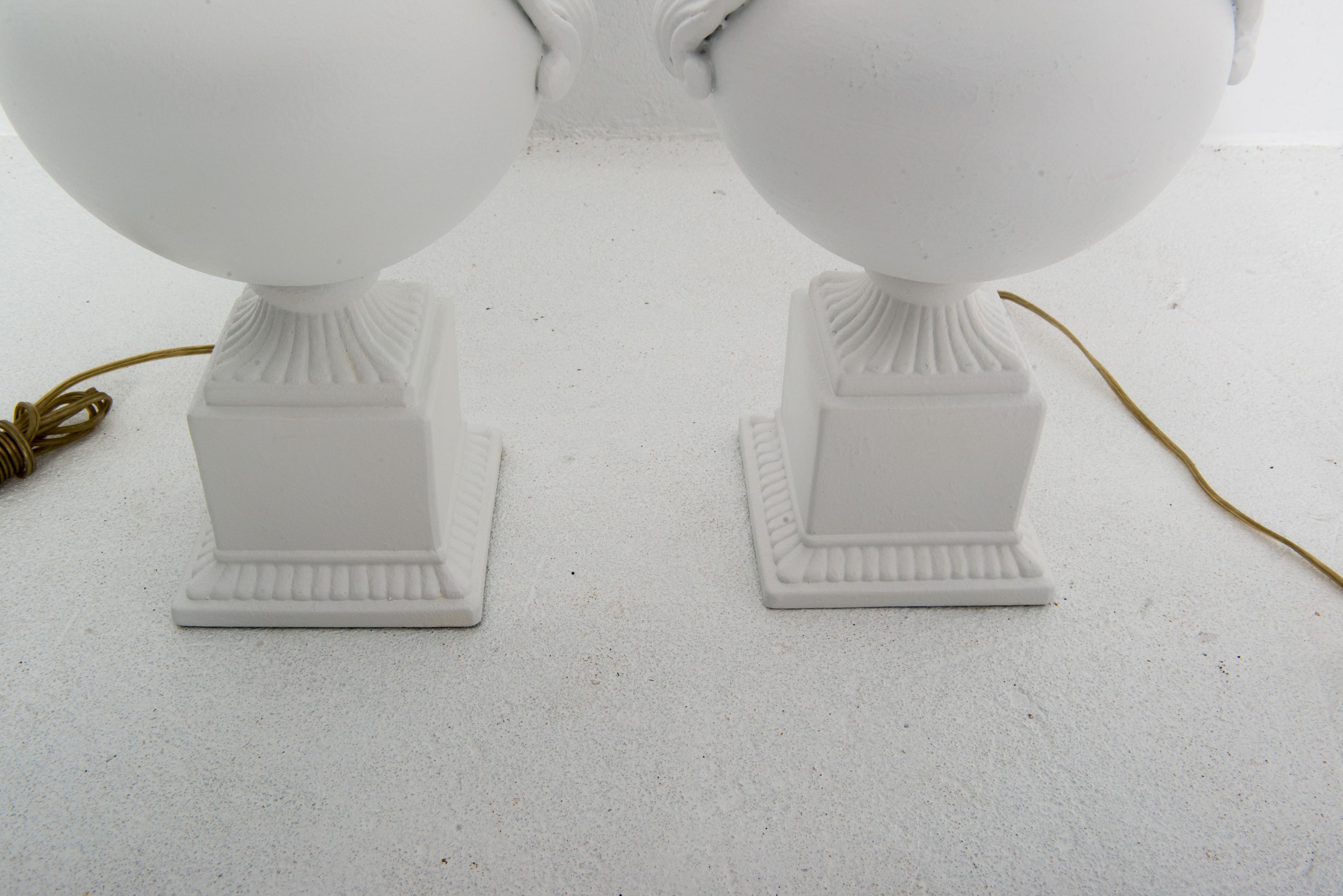 Neoclassical Revival Pair Dorothy Draper style Bulbous Urn Lamps with Shell Detail For Sale
