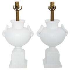 Paire de lampes urne bulbeuses de style Dorothy Draper avec détails en coquillage