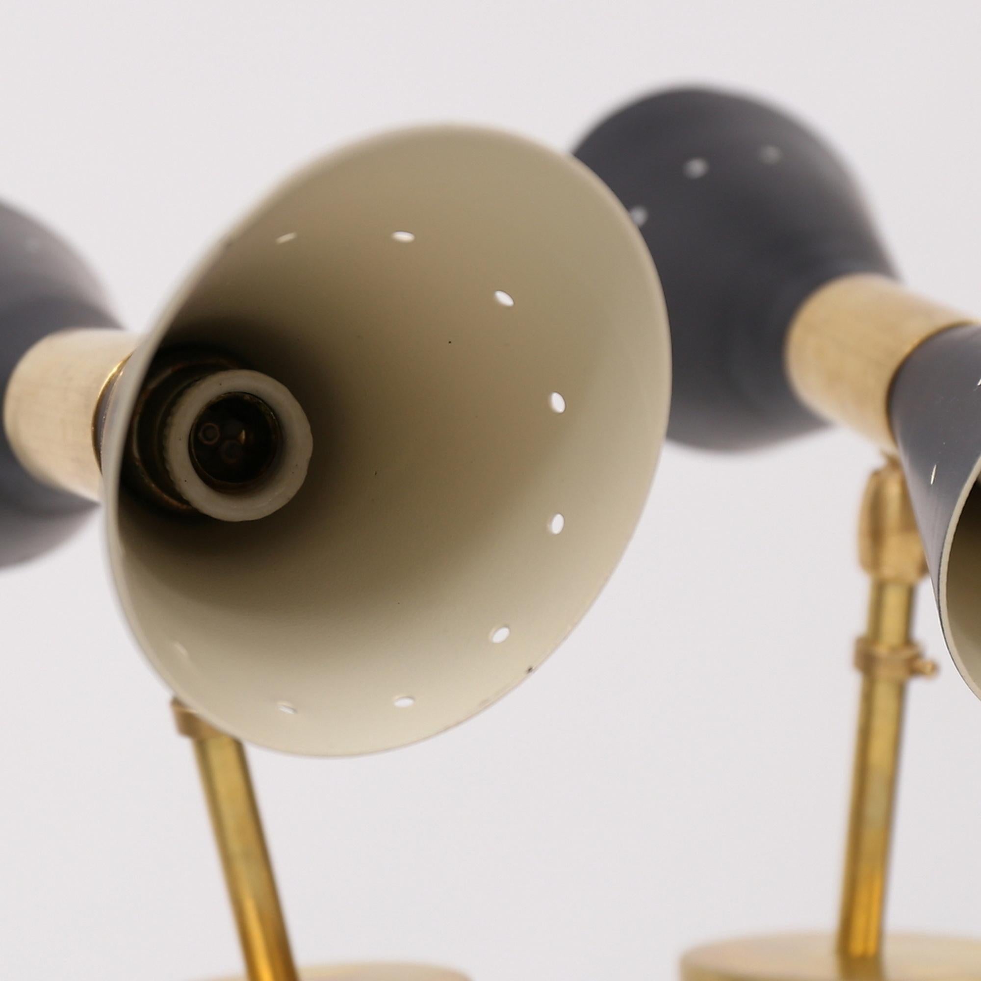 Pareja de Apliques de Pared de Doble Cono Estilo Mediano Siglo en Latón y Pantallas Lacadas en Negro en venta 2