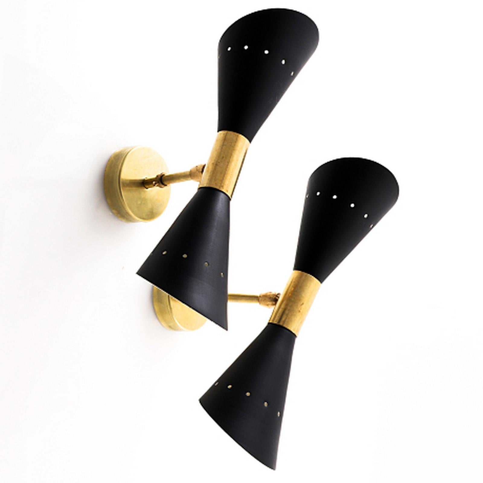 Pareja de Apliques de Pared de Doble Cono Estilo Mediano Siglo en Latón y Pantallas Lacadas en Negro Moderno de mediados de siglo en venta