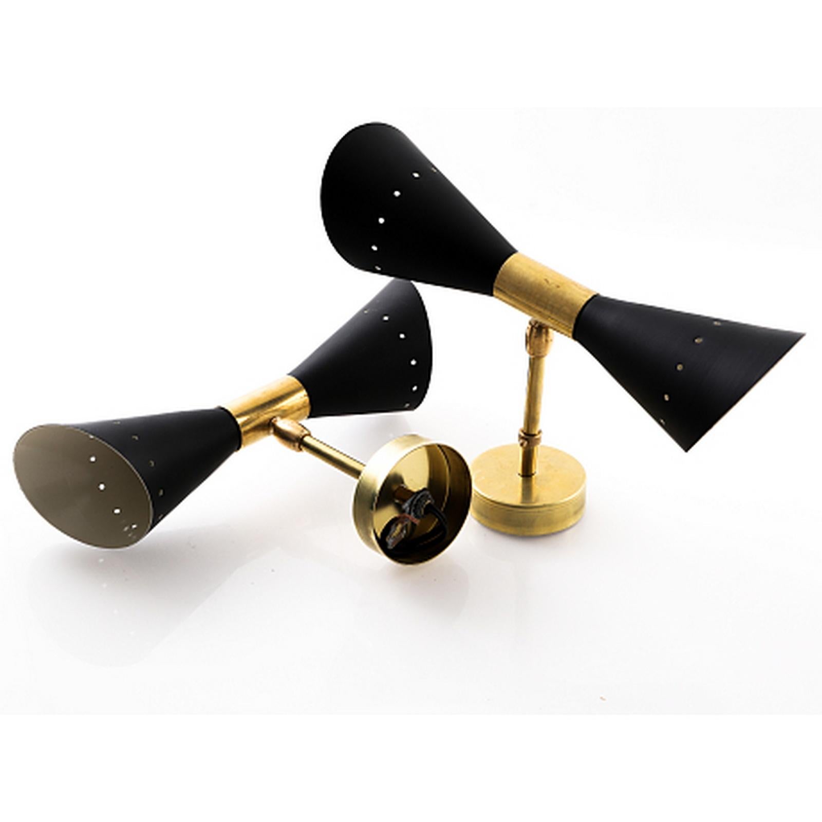 Pareja de Apliques de Pared de Doble Cono Estilo Mediano Siglo en Latón y Pantallas Lacadas en Negro Hecho a mano en venta