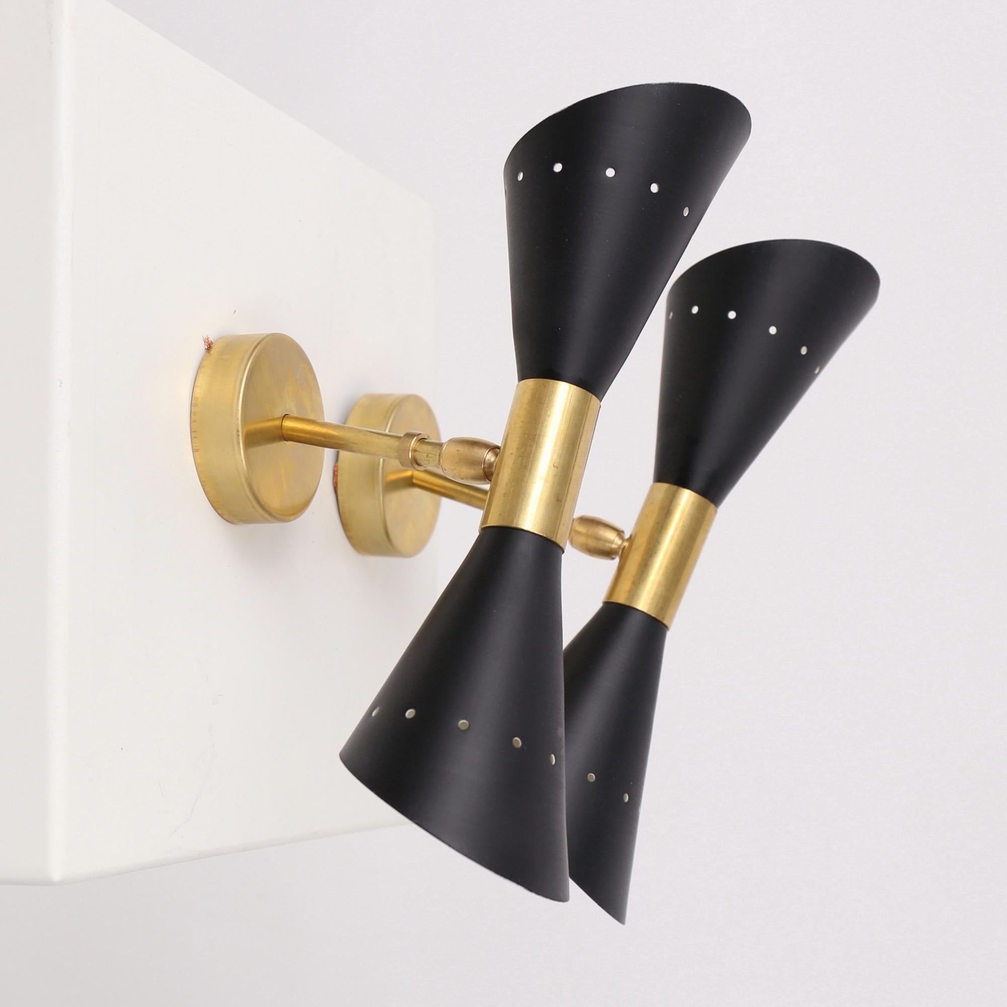 Pareja de Apliques de Pared de Doble Cono Estilo Mediano Siglo en Latón y Pantallas Lacadas en Negro en Nuevo estado para la venta en Bochum, NRW