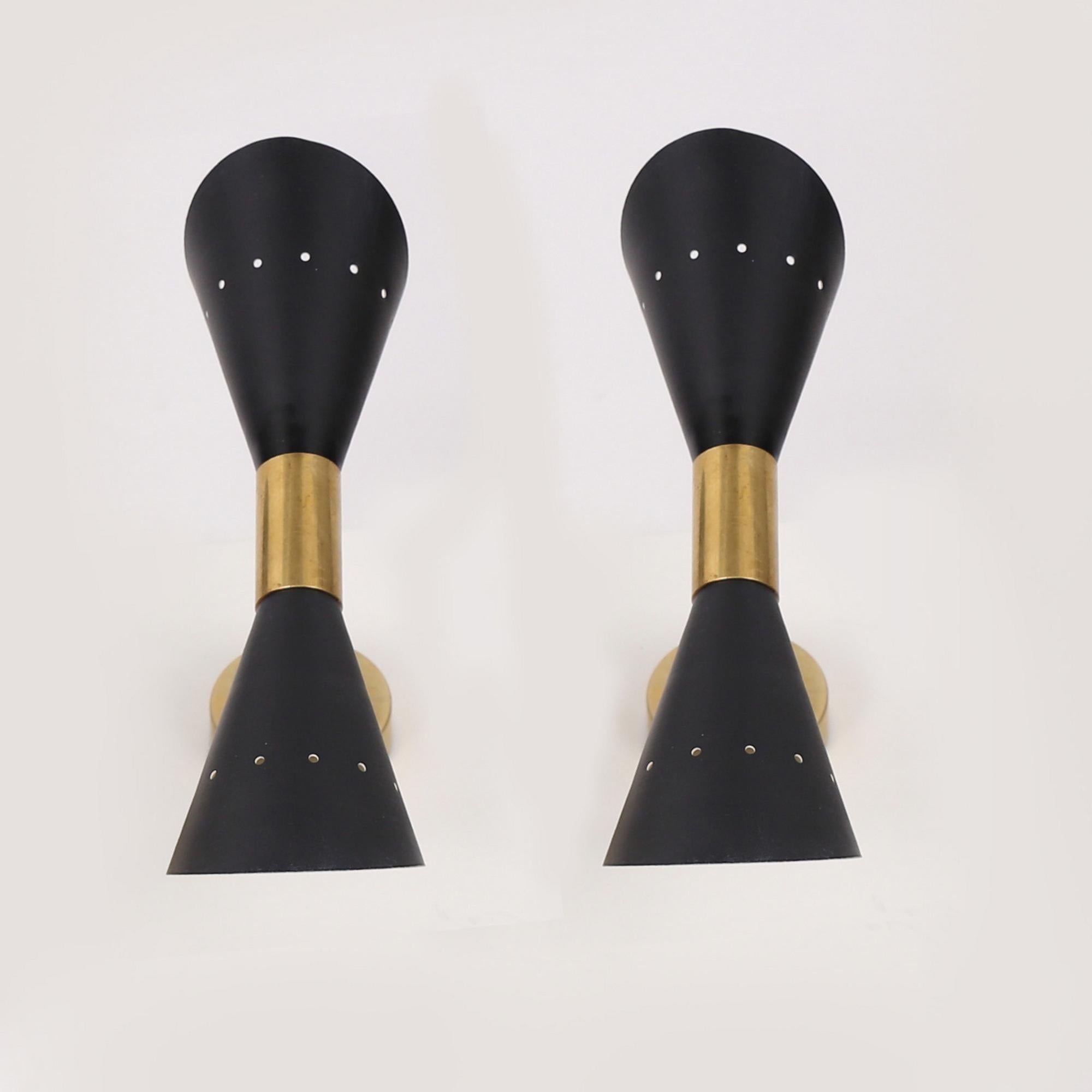 Pareja de Apliques de Pared de Doble Cono Estilo Mediano Siglo en Latón y Pantallas Lacadas en Negro Siglo XXI y contemporáneo en venta
