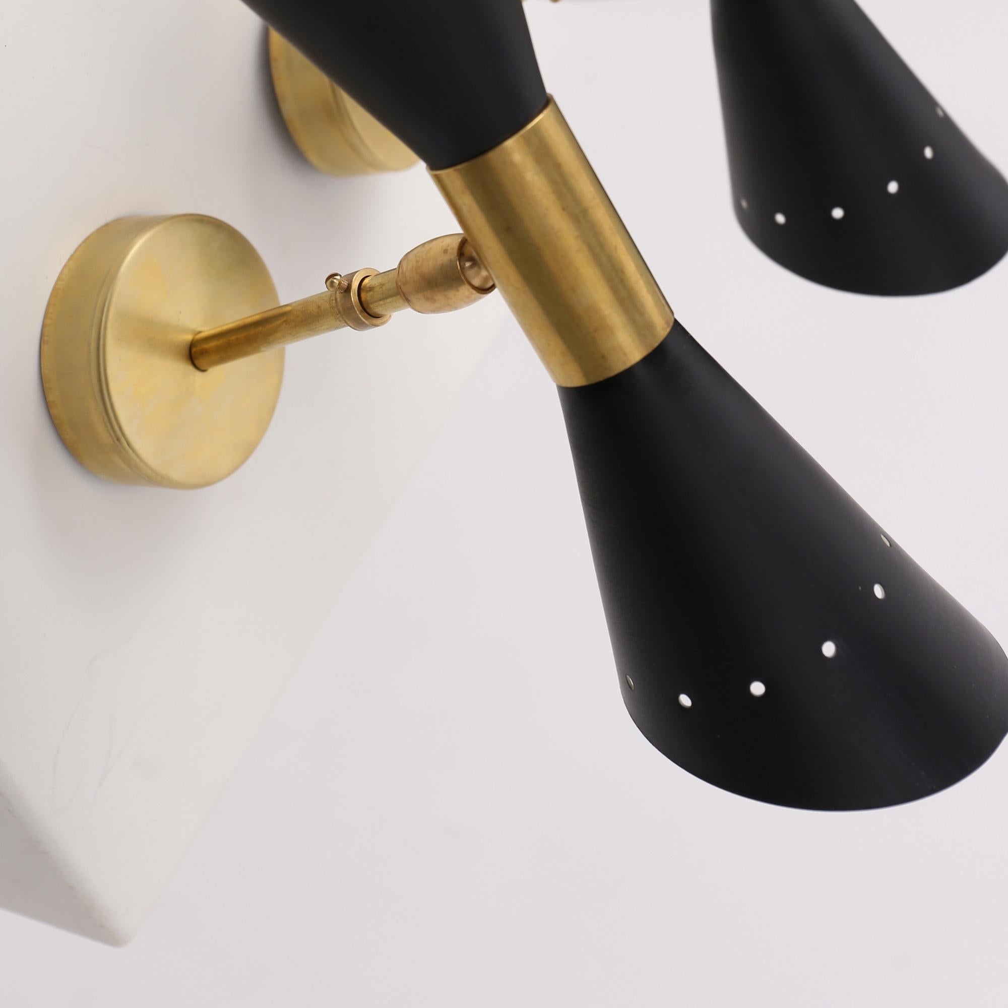 Pareja de Apliques de Pared de Doble Cono Estilo Mediano Siglo en Latón y Pantallas Lacadas en Negro Aluminio en venta