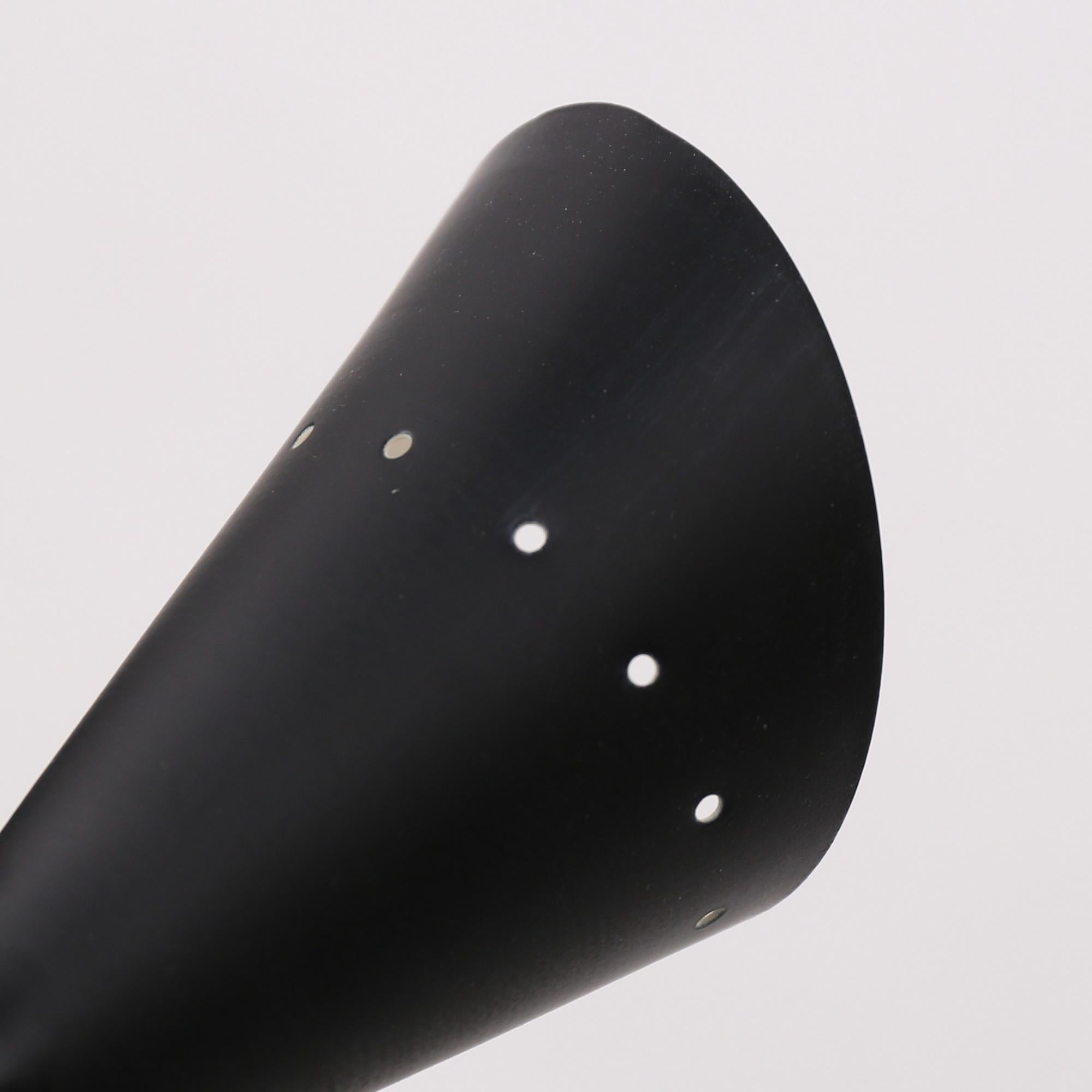 Pareja de Apliques de Pared de Doble Cono Estilo Mediano Siglo en Latón y Pantallas Lacadas en Negro en venta 1