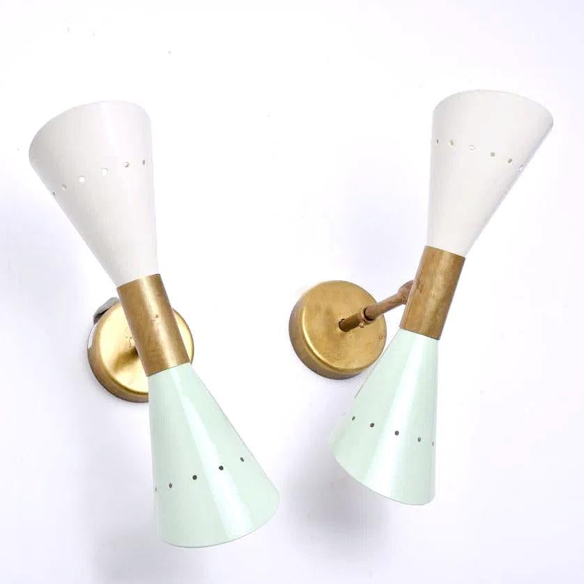 Coppia di applique a doppio cono in stile Mid-Century in ottone e paralumi in lacca avorio in vendita 2