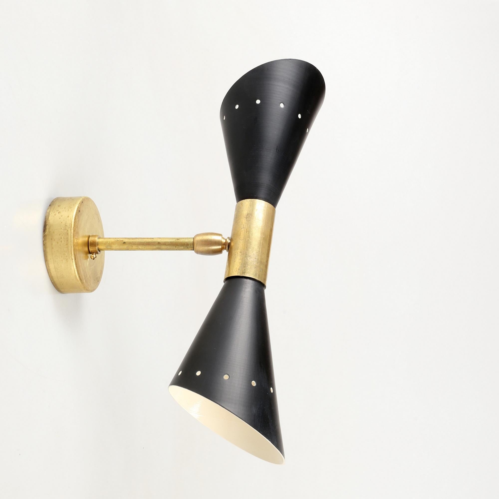Coppia di applique a doppio cono in stile Mid-Century in ottone e paralumi in lacca avorio in vendita 3