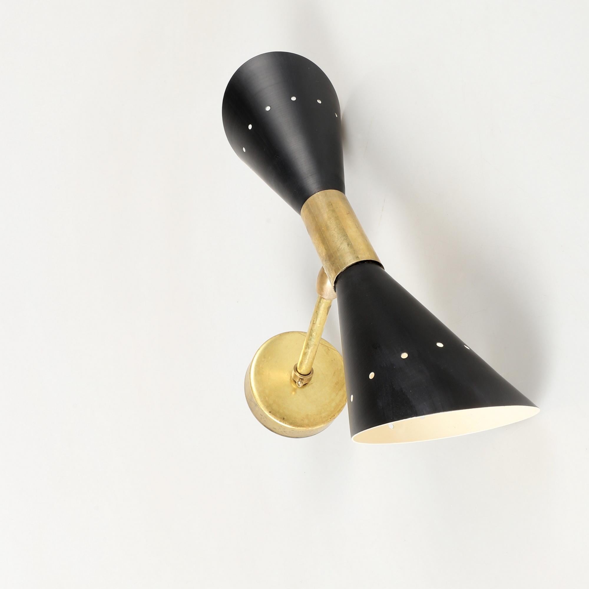 Coppia di applique a doppio cono in stile Mid-Century in ottone e paralumi in lacca avorio in vendita 4
