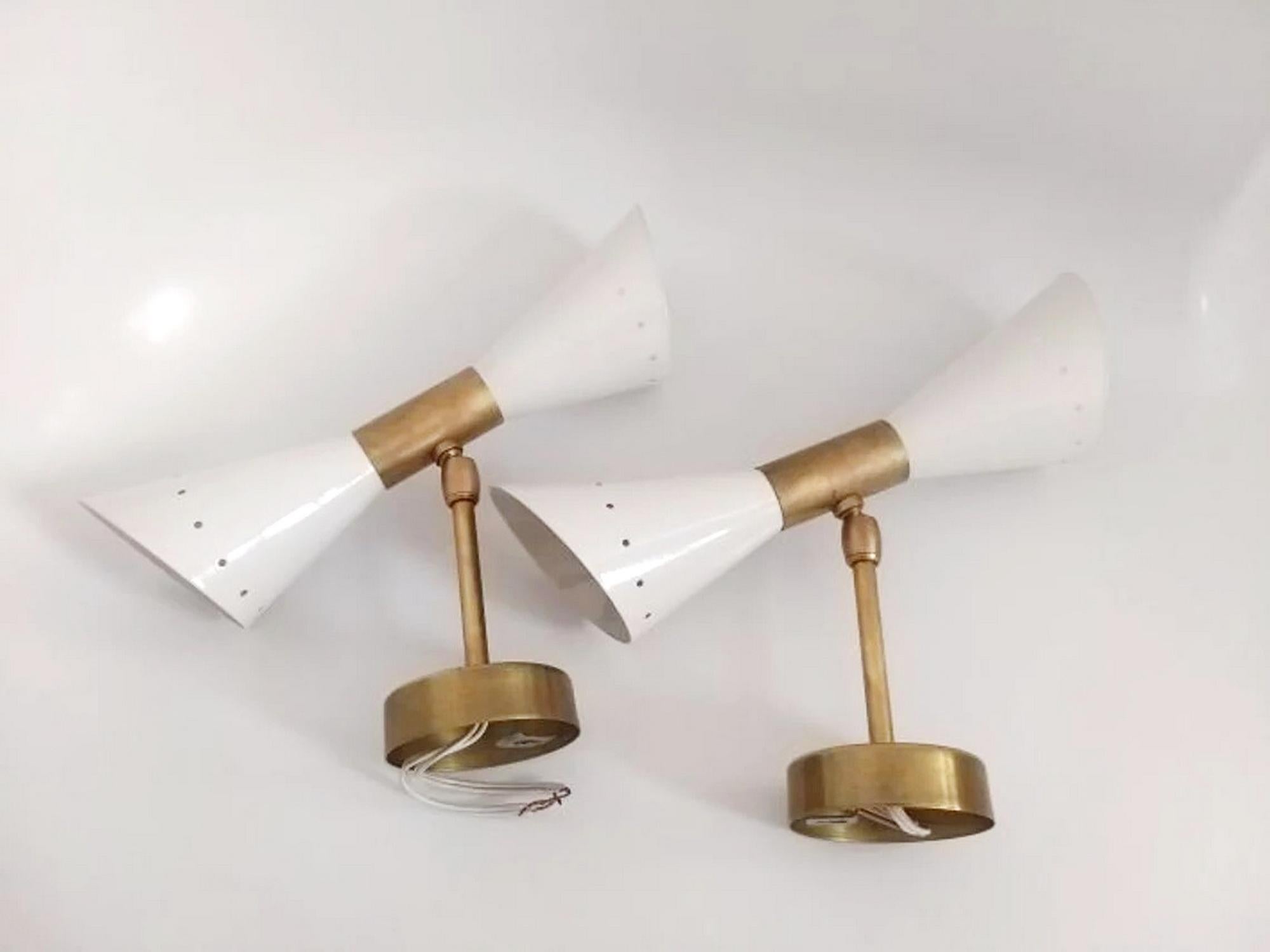 Mid-Century moderno Coppia di applique a doppio cono in stile Mid-Century in ottone e paralumi in lacca avorio in vendita