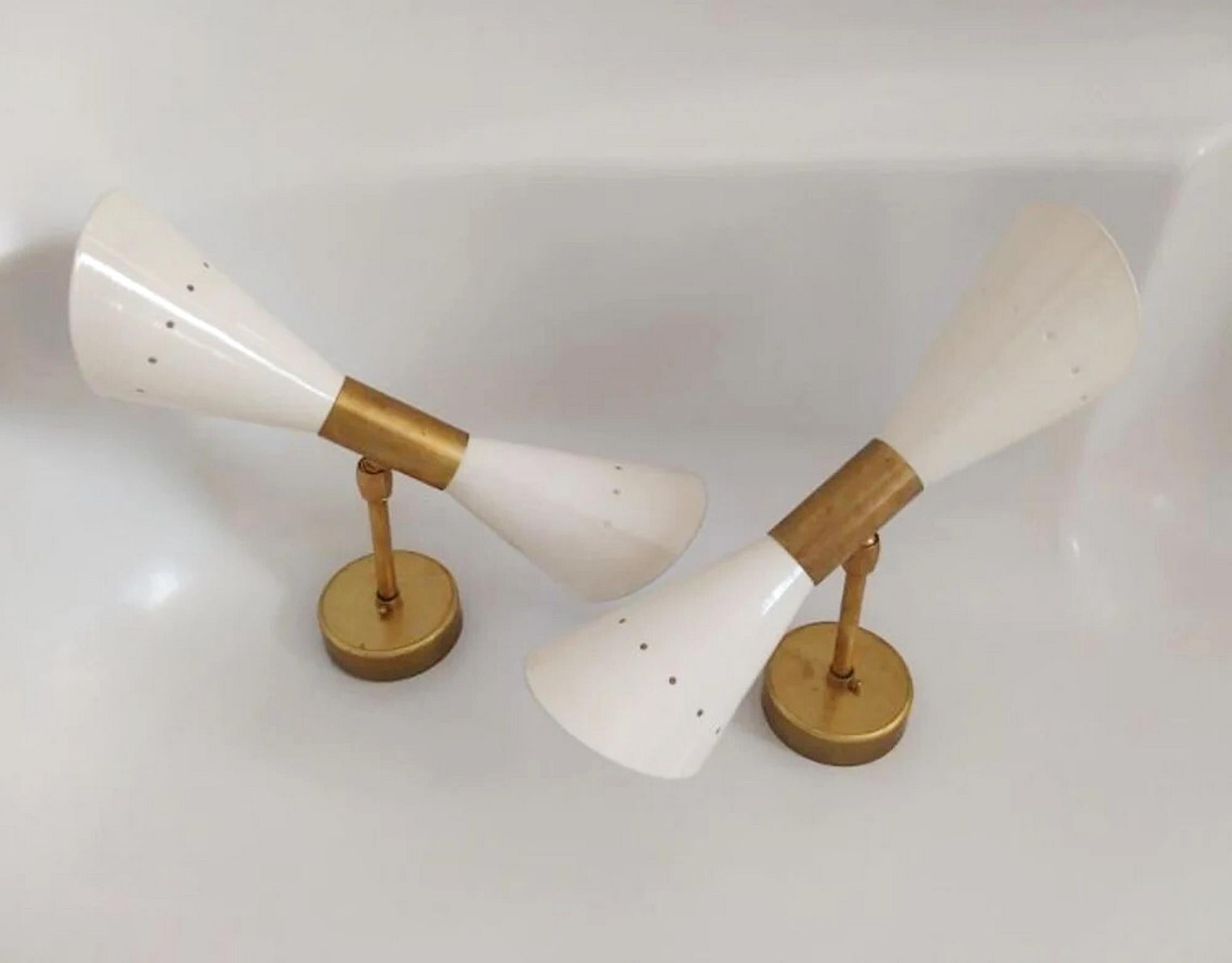 Italiano Coppia di applique a doppio cono in stile Mid-Century in ottone e paralumi in lacca avorio in vendita
