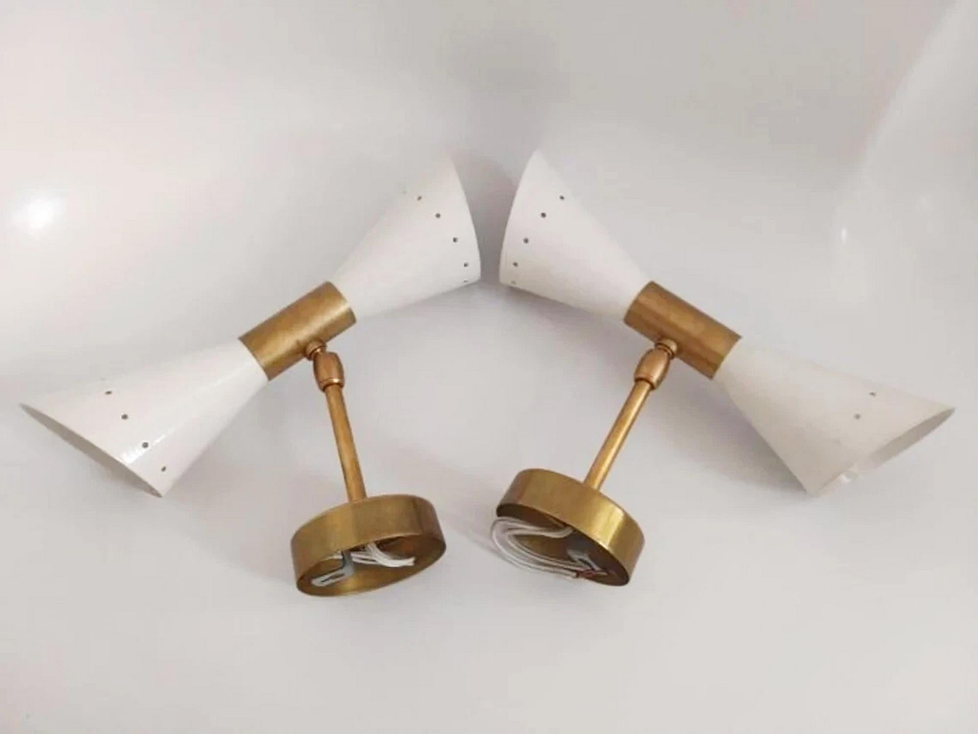 Fatto a mano Coppia di applique a doppio cono in stile Mid-Century in ottone e paralumi in lacca avorio in vendita