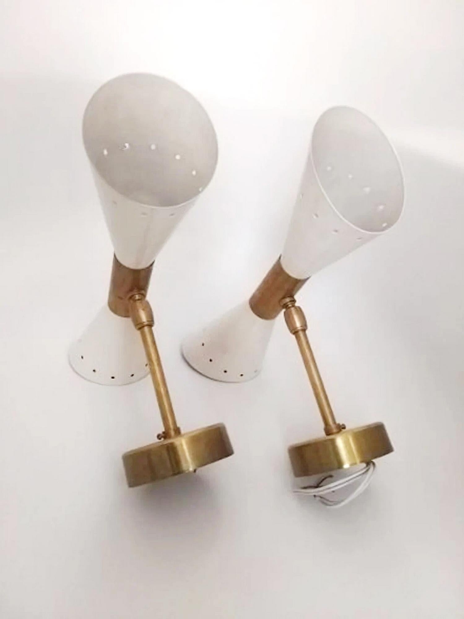 Coppia di applique a doppio cono in stile Mid-Century in ottone e paralumi in lacca avorio In condizioni Nuovo in vendita a Bochum, NRW