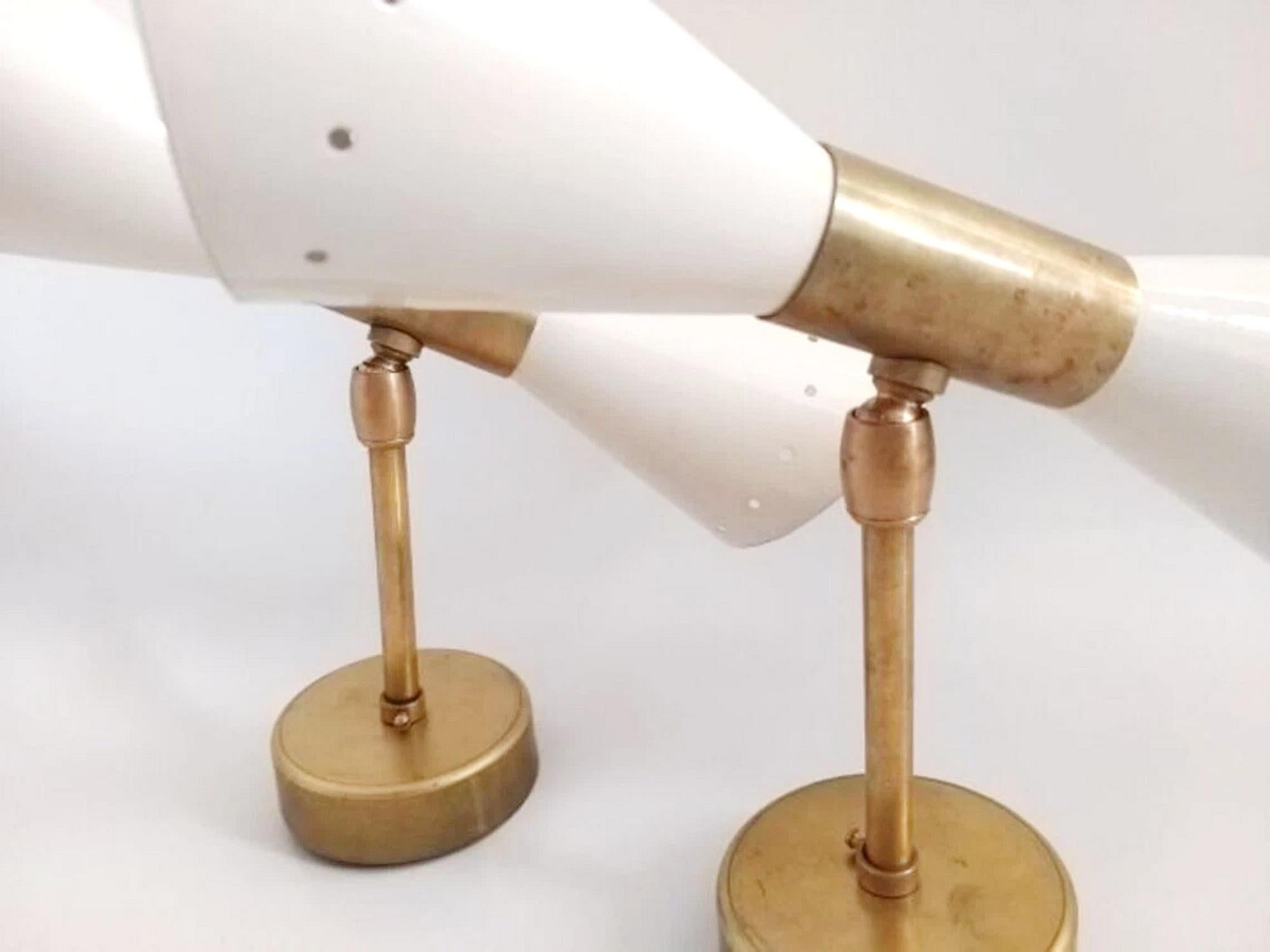 XXI secolo e contemporaneo Coppia di applique a doppio cono in stile Mid-Century in ottone e paralumi in lacca avorio in vendita