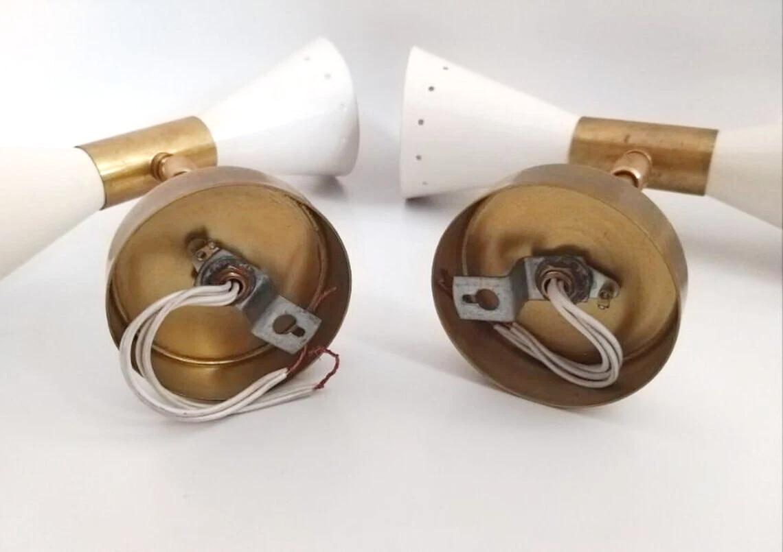 Coppia di applique a doppio cono in stile Mid-Century in ottone e paralumi in lacca avorio in vendita 1