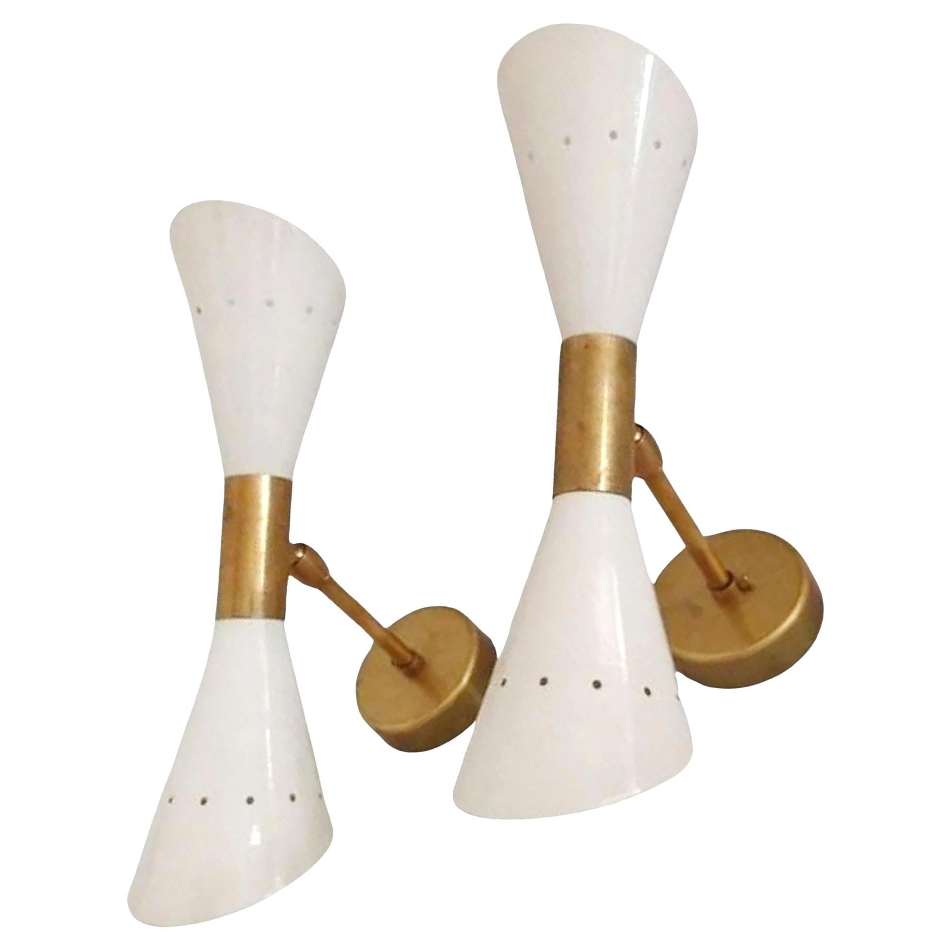 Coppia di applique a doppio cono in stile Mid-Century in ottone e paralumi in lacca avorio in vendita