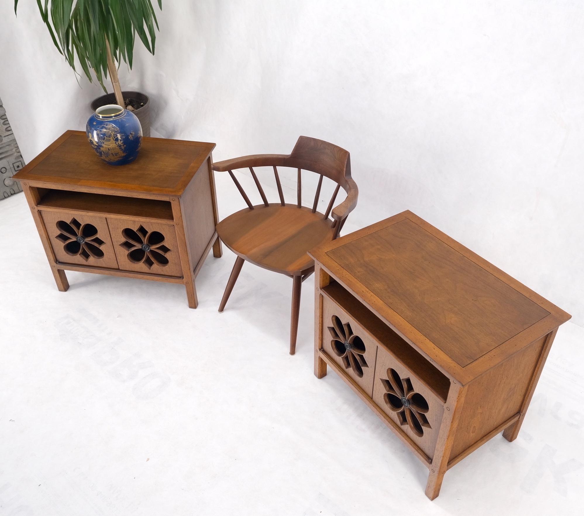 Pair Double Door Pierced Carved Doors Compartment Night Stands End Tables Mint For Sale 7