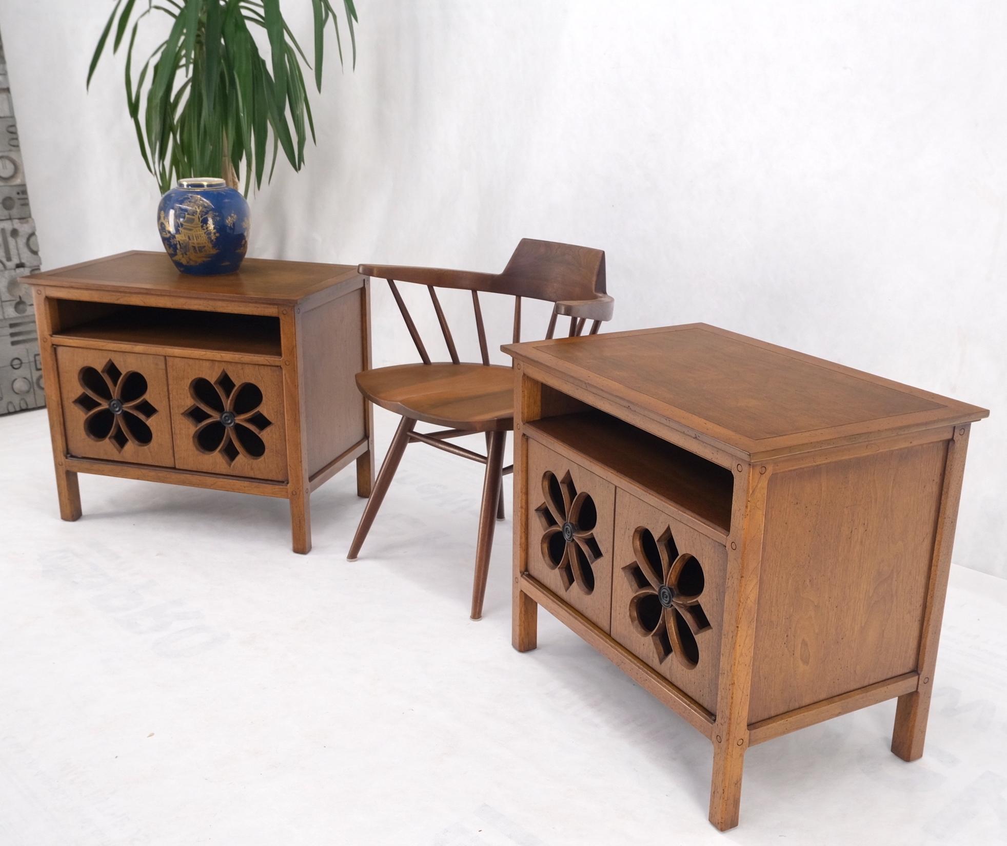 Pair double door pierced carved doors compartment night stands end tables mint!