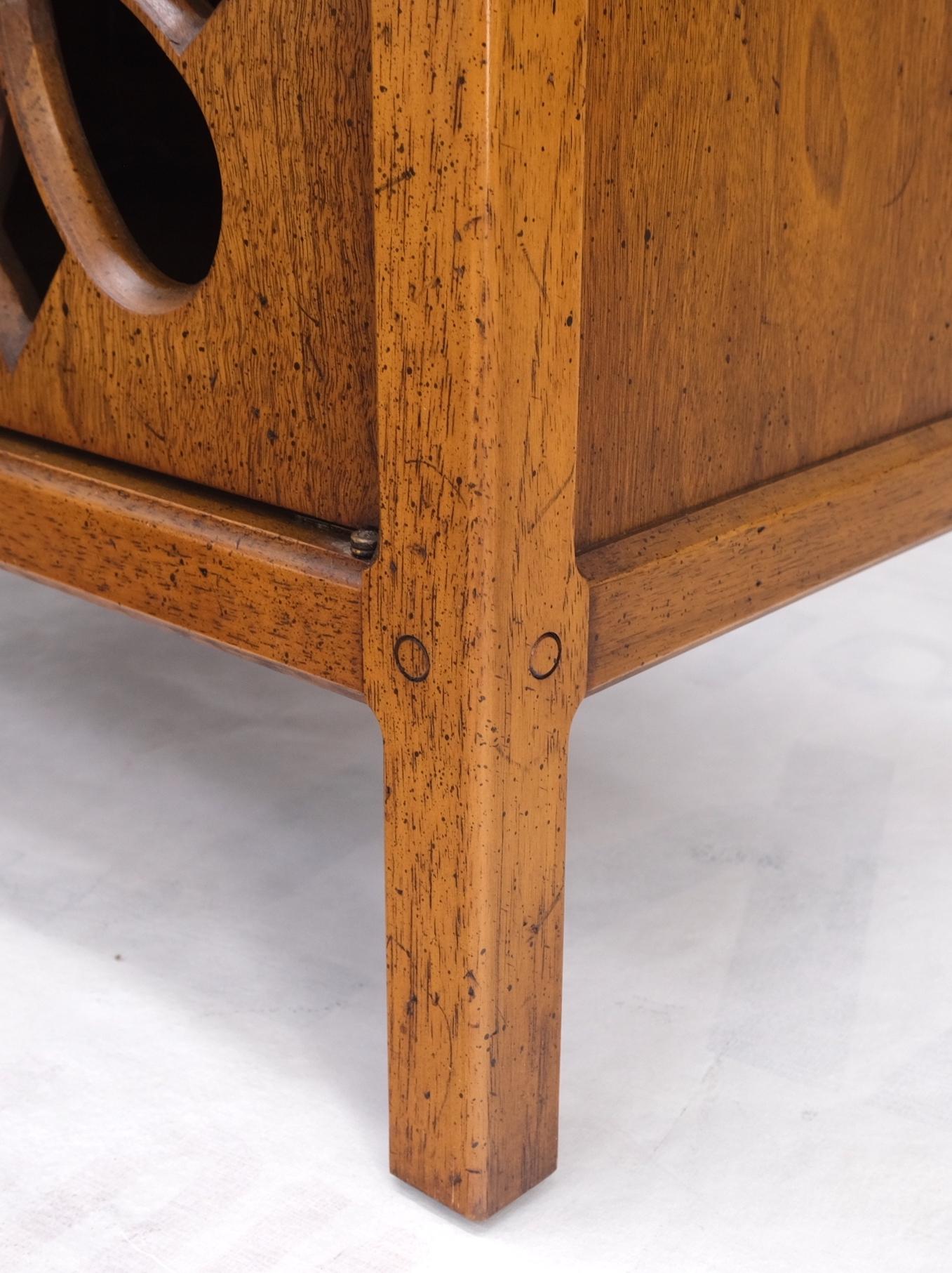 Paire de tables de chevet à deux portes Pierce sculptées à compartiments Mint en vente 1