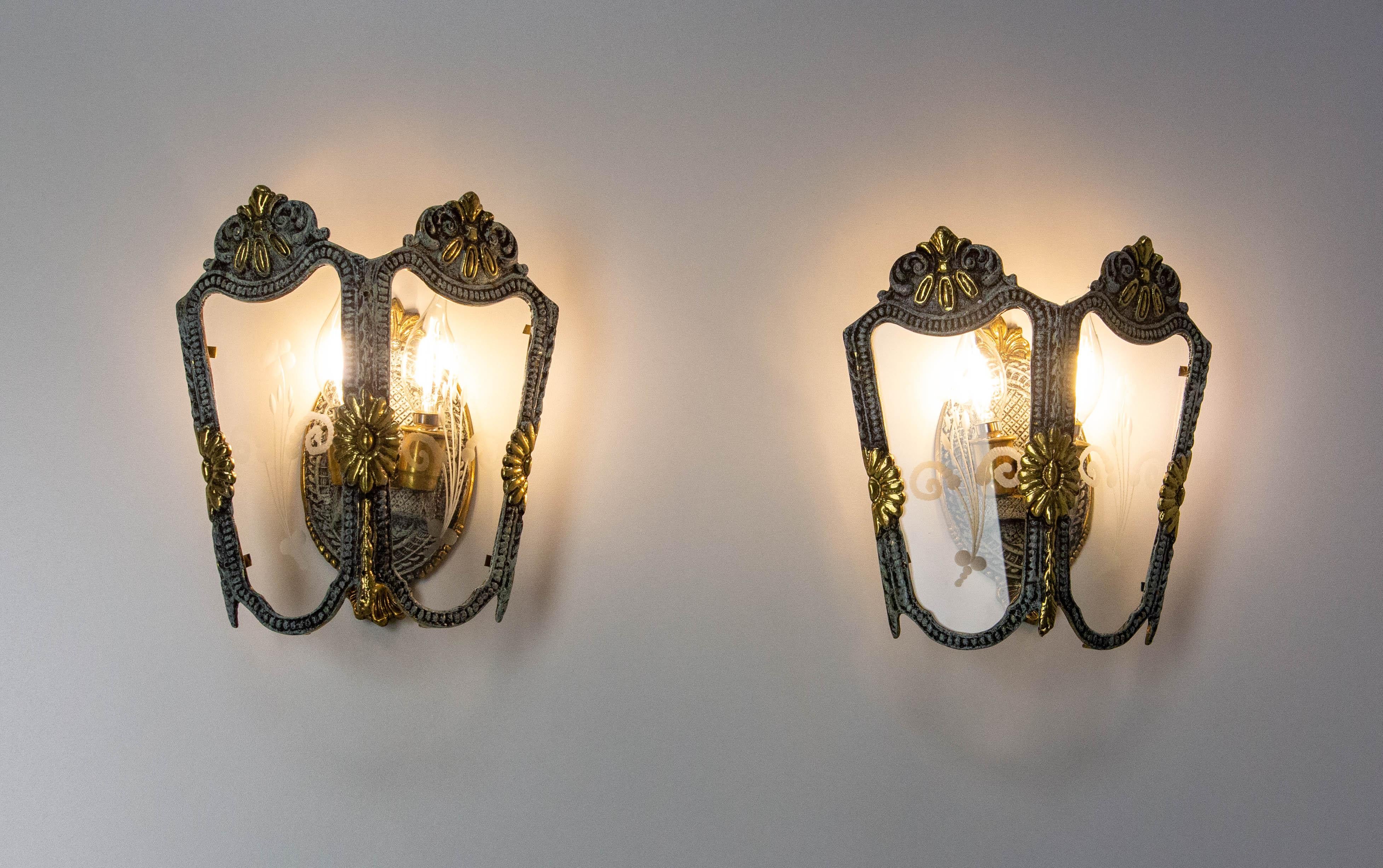 Par de apliques dobles de pared franceses
Estos apliques están hechos de latón y cristal grabado a mano. 
El latón se ha patinado con un acabado estilo bronce.
Cada vaso tiene pequeñas diferencias en el grabado porque está hecho a mano.

Fabricado