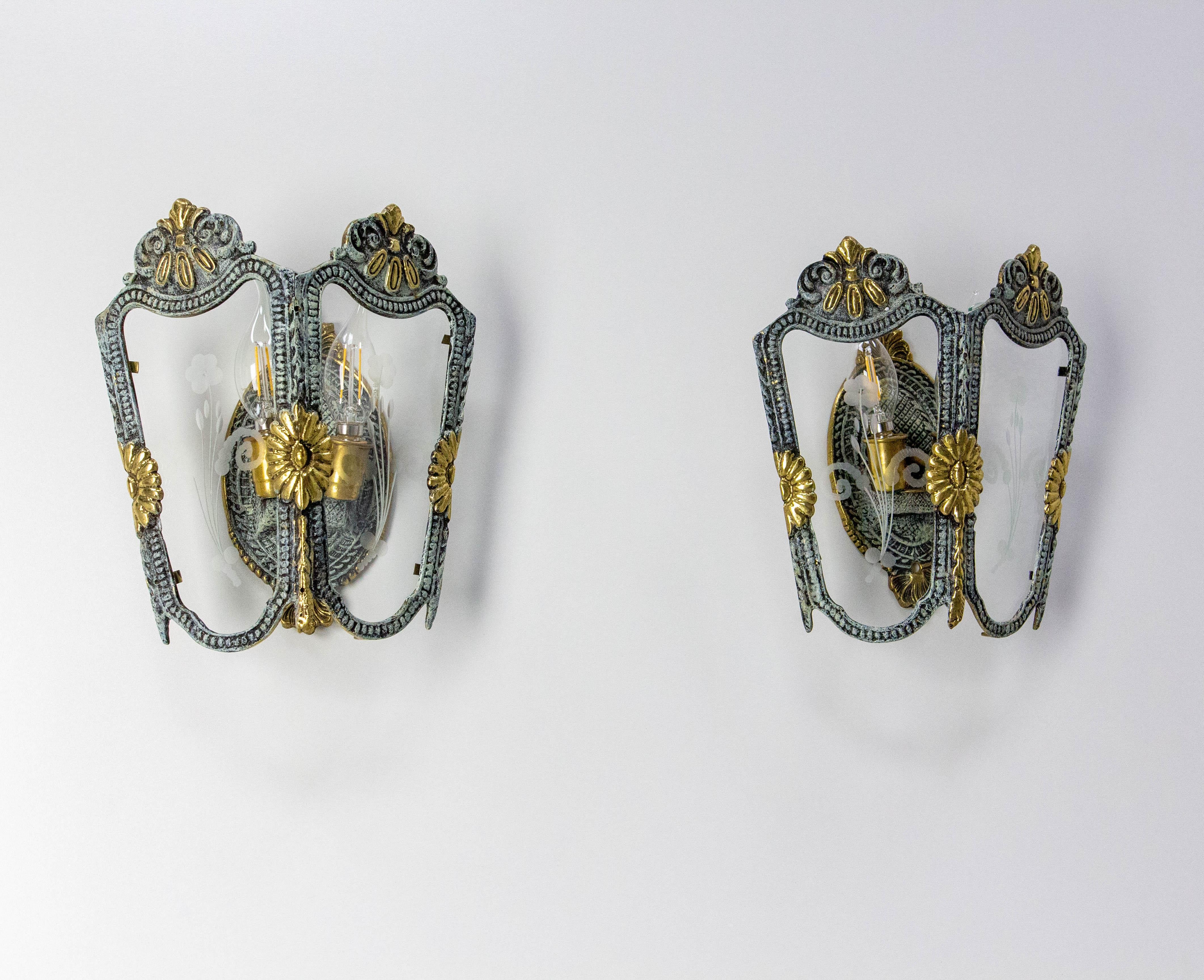 Pareja de candelabros dobles Latón, pátina de bronce Vidrio grabado a mano estilo Luis XV c 1960 Moderno de mediados de siglo en venta